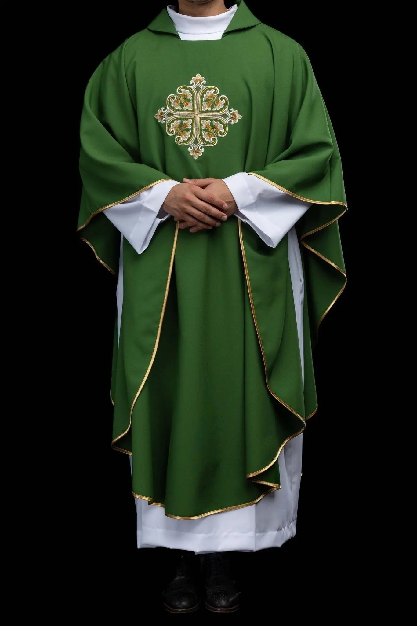 Chasuble verte brodée avec Croix ornementale et large col