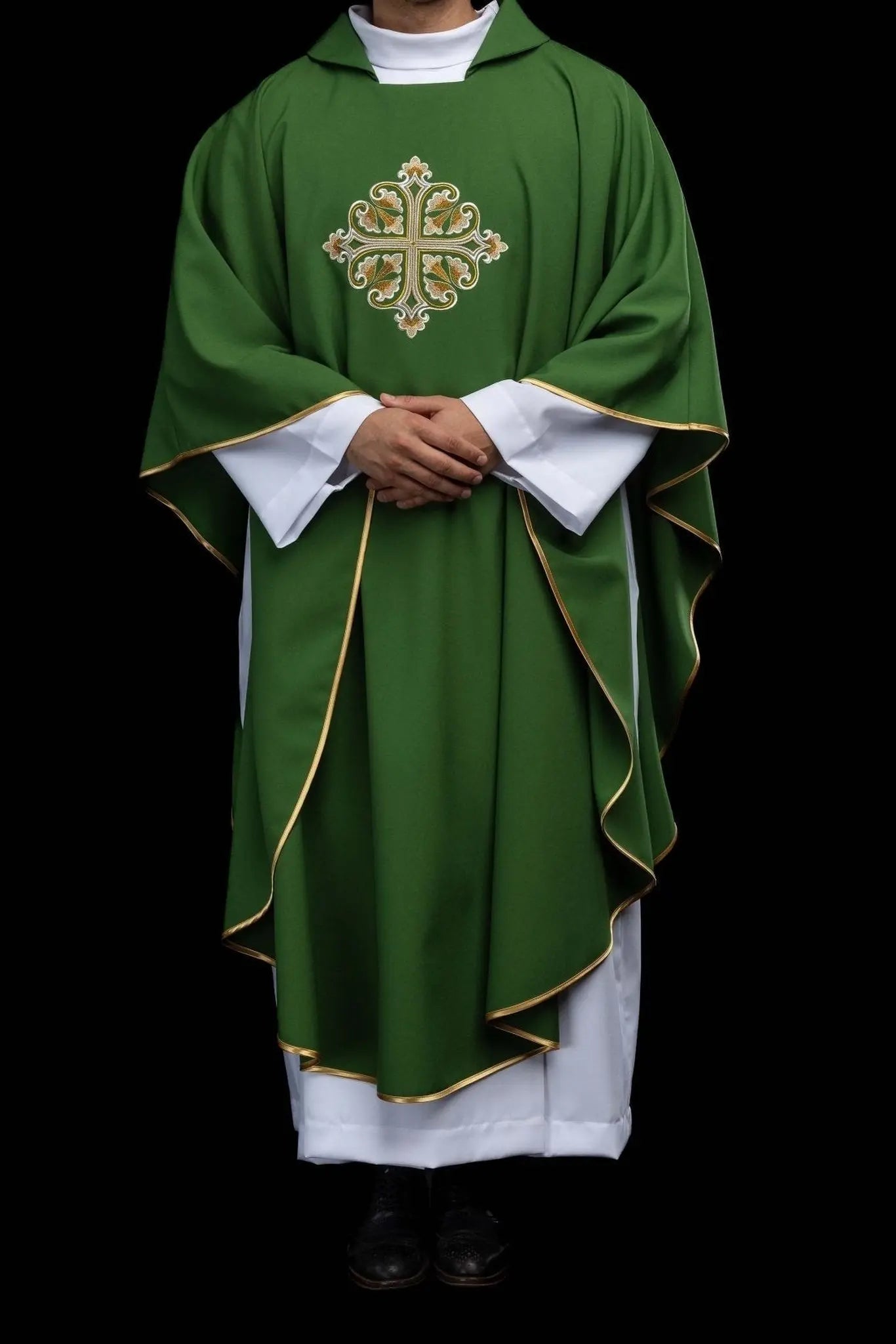 Chasuble verte brodée avec Croix ornementale et large col