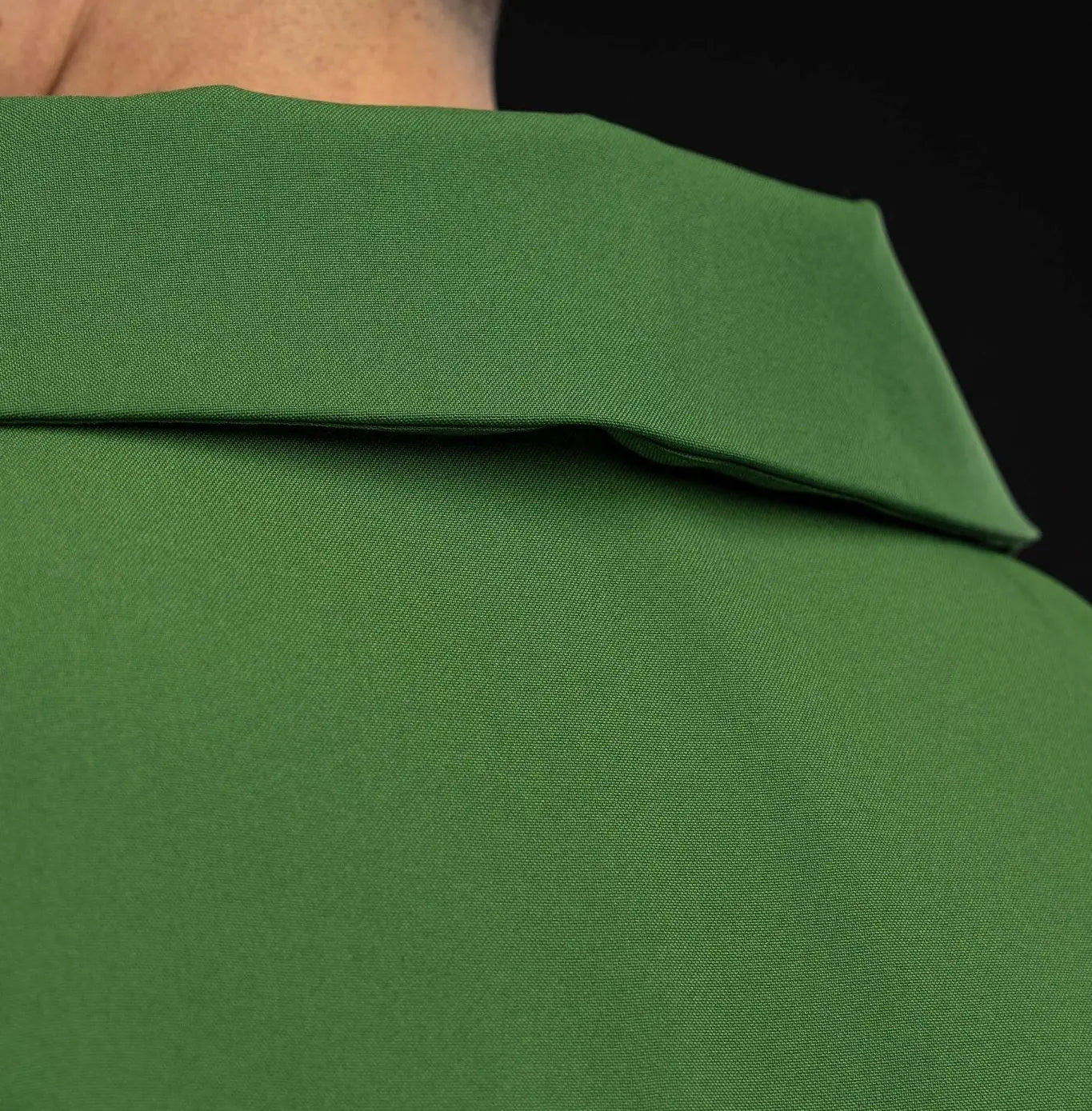 Chasuble verte brodée avec Croix ornementale et large col