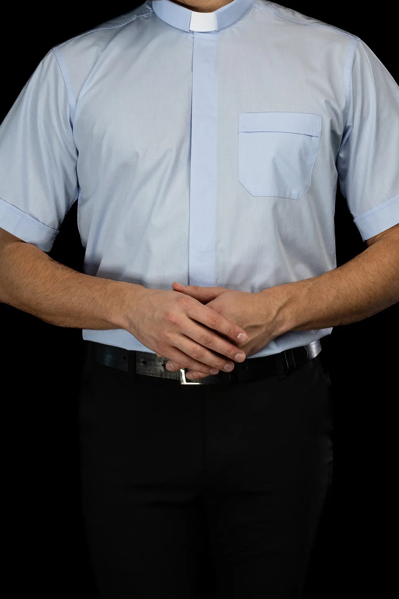 Chemise ecclésiastique bleue à manches courtes avec patte de col