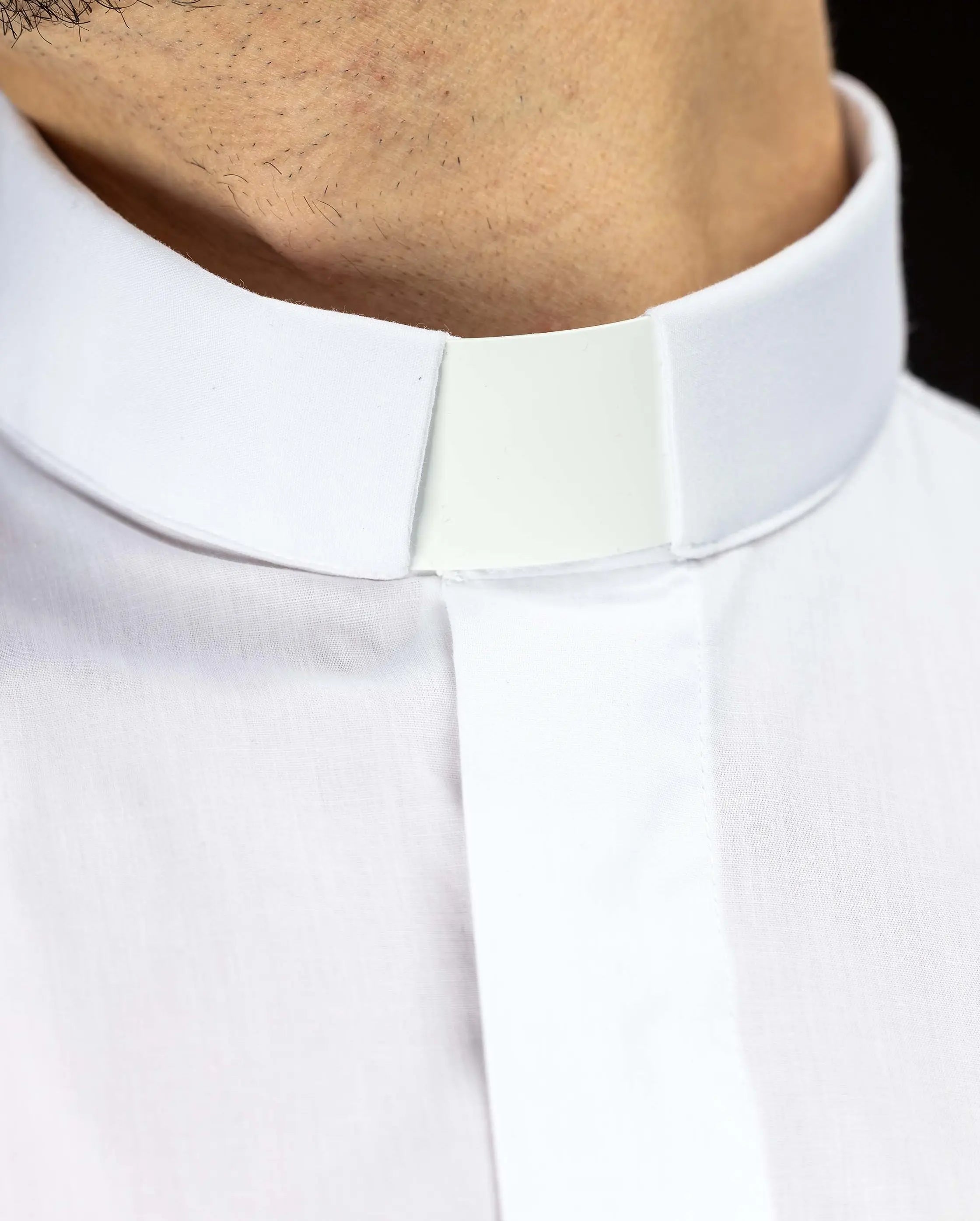Chemise ecclésiastique blanche à manches courtes avec patte de col