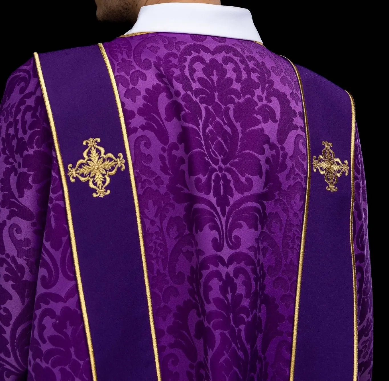 Dalmatique jacquard violet avec broderie de Croix dorée