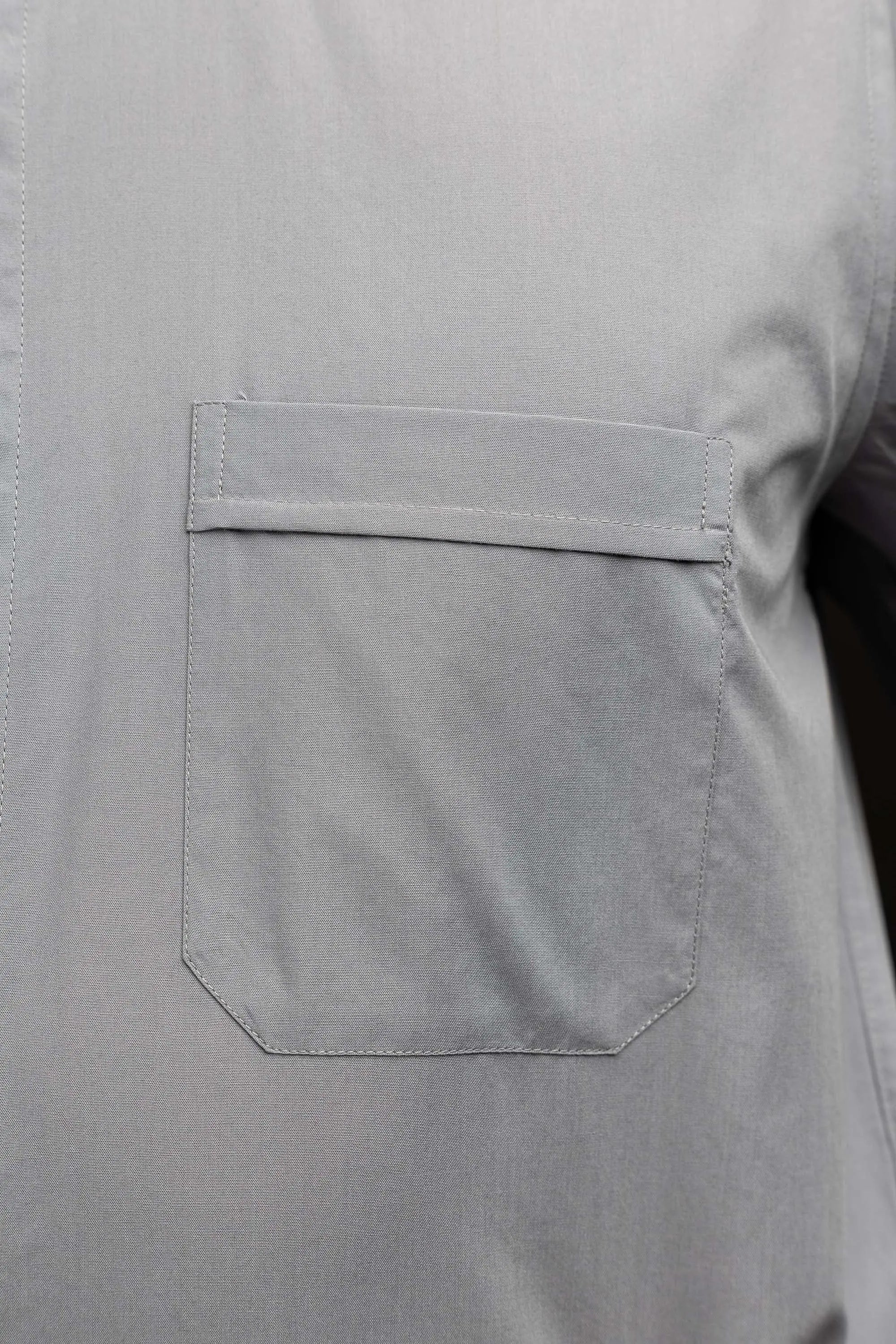 Chemise ecclésiastique romaine gris clair à manches longues avec patte de col