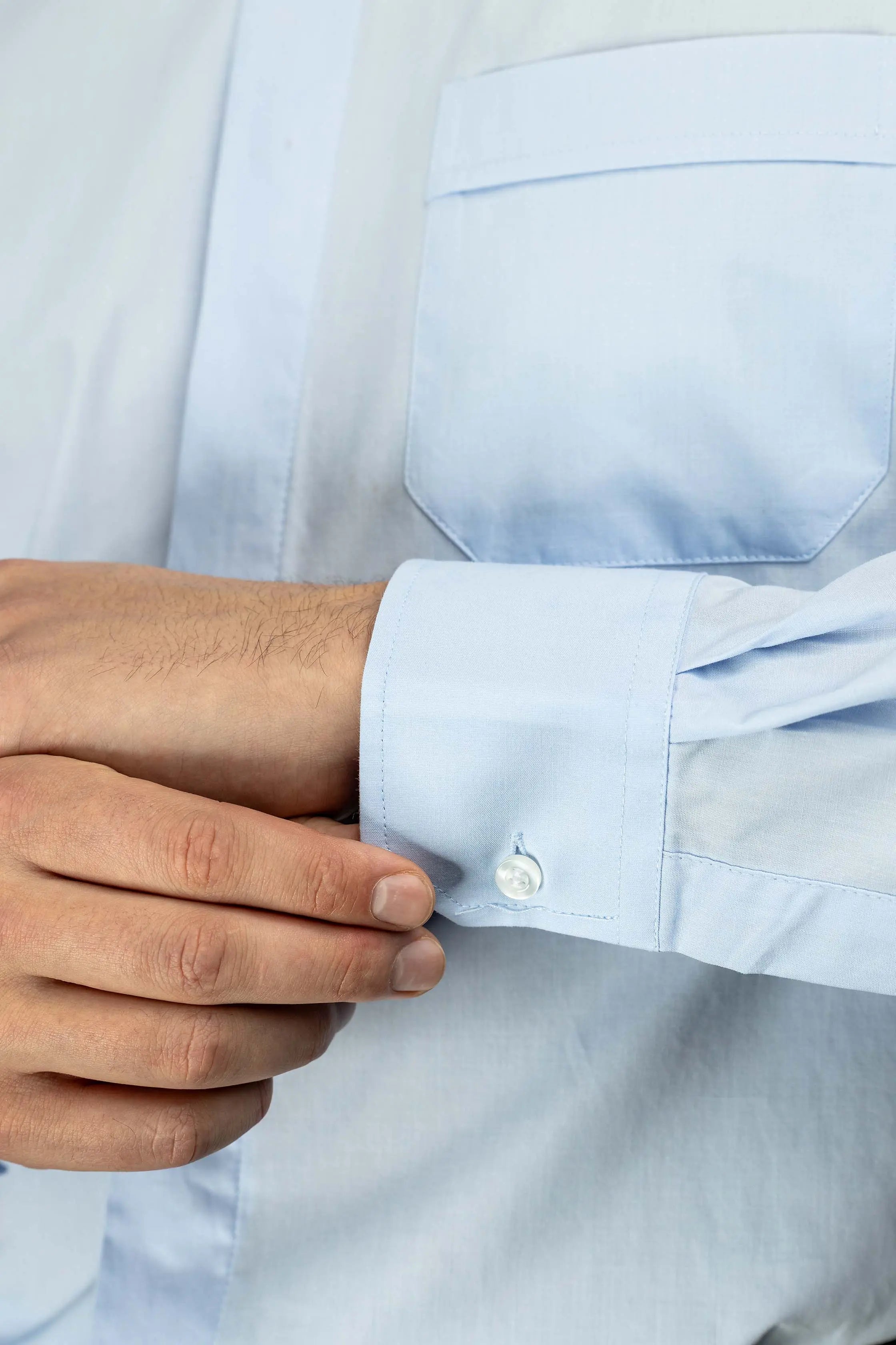 Chemise ecclésiastique bleue à manches longues avec patte de col