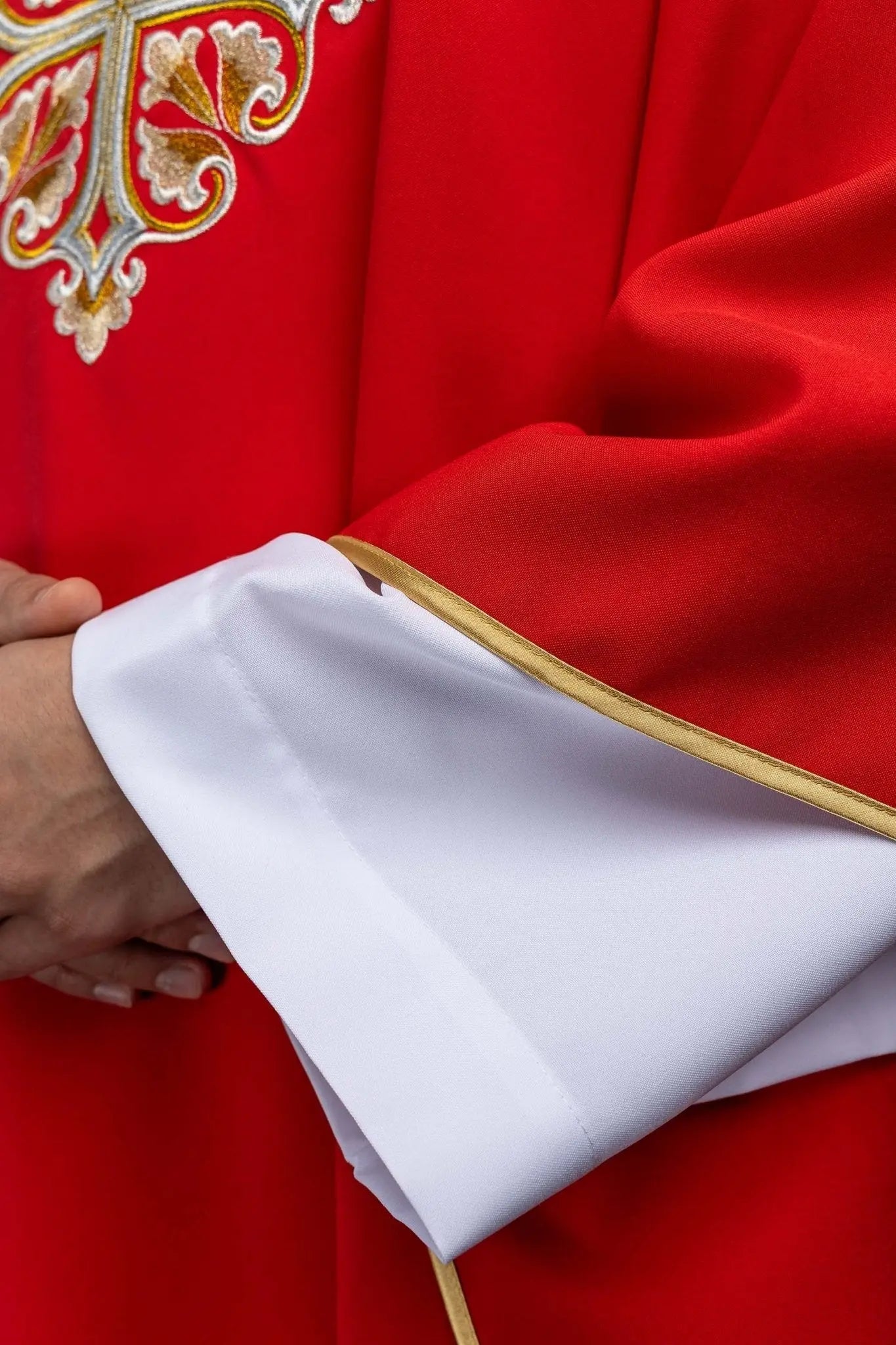 Chasuble rouge brodée avec Croix ornementale et large col