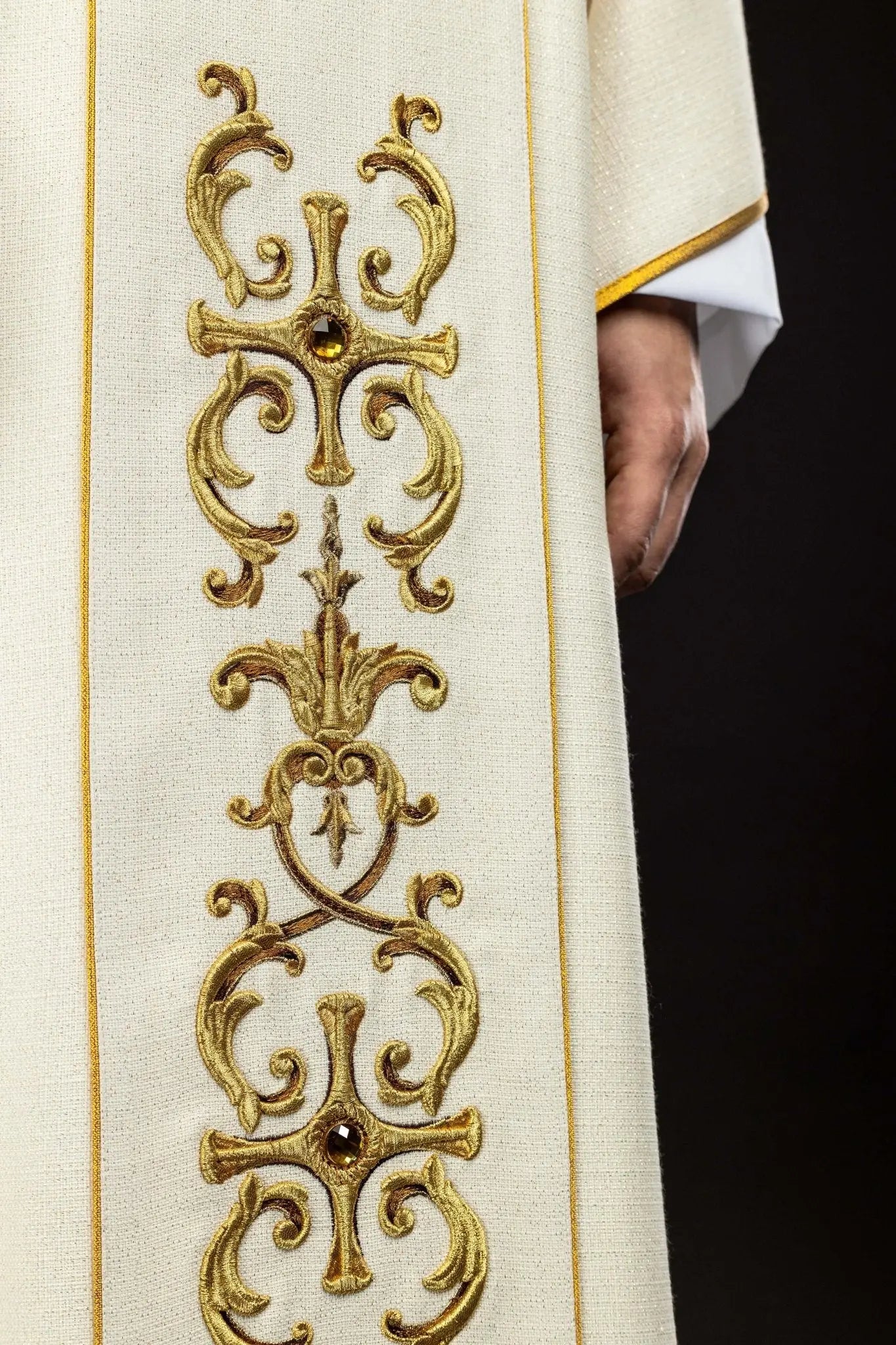 Chasuble richement brodée avec Notre-Dame du Rosaire