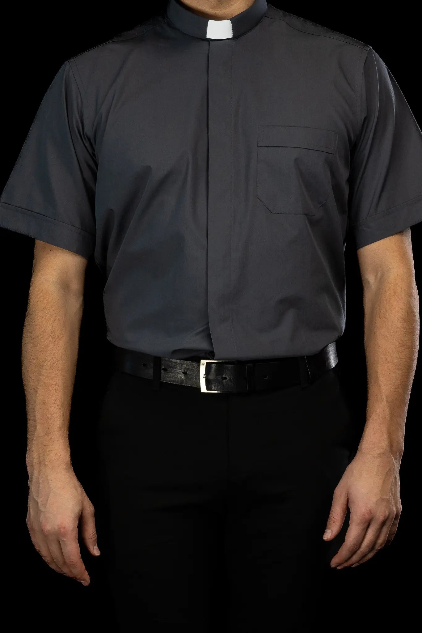 Chemise ecclésiastique gris foncé à manches courtes avec patte de col