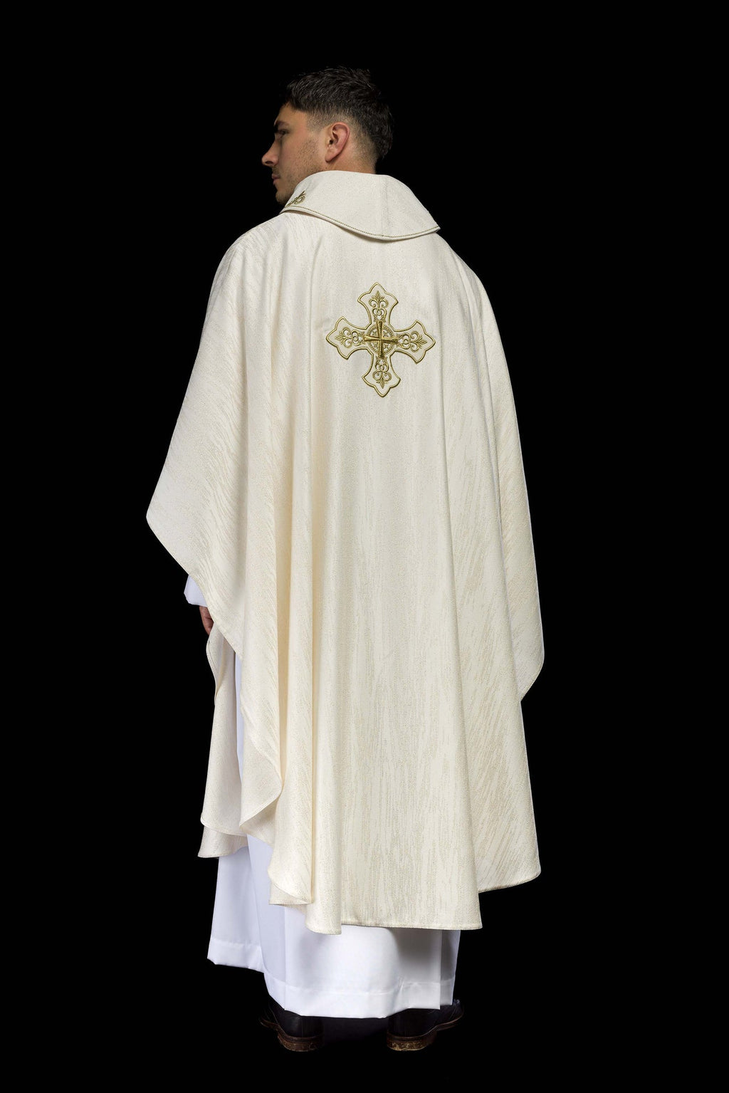 Ecru ornat z haftowanym motywem krzyża na ozdobnej tkaninie - ORNATY.PL