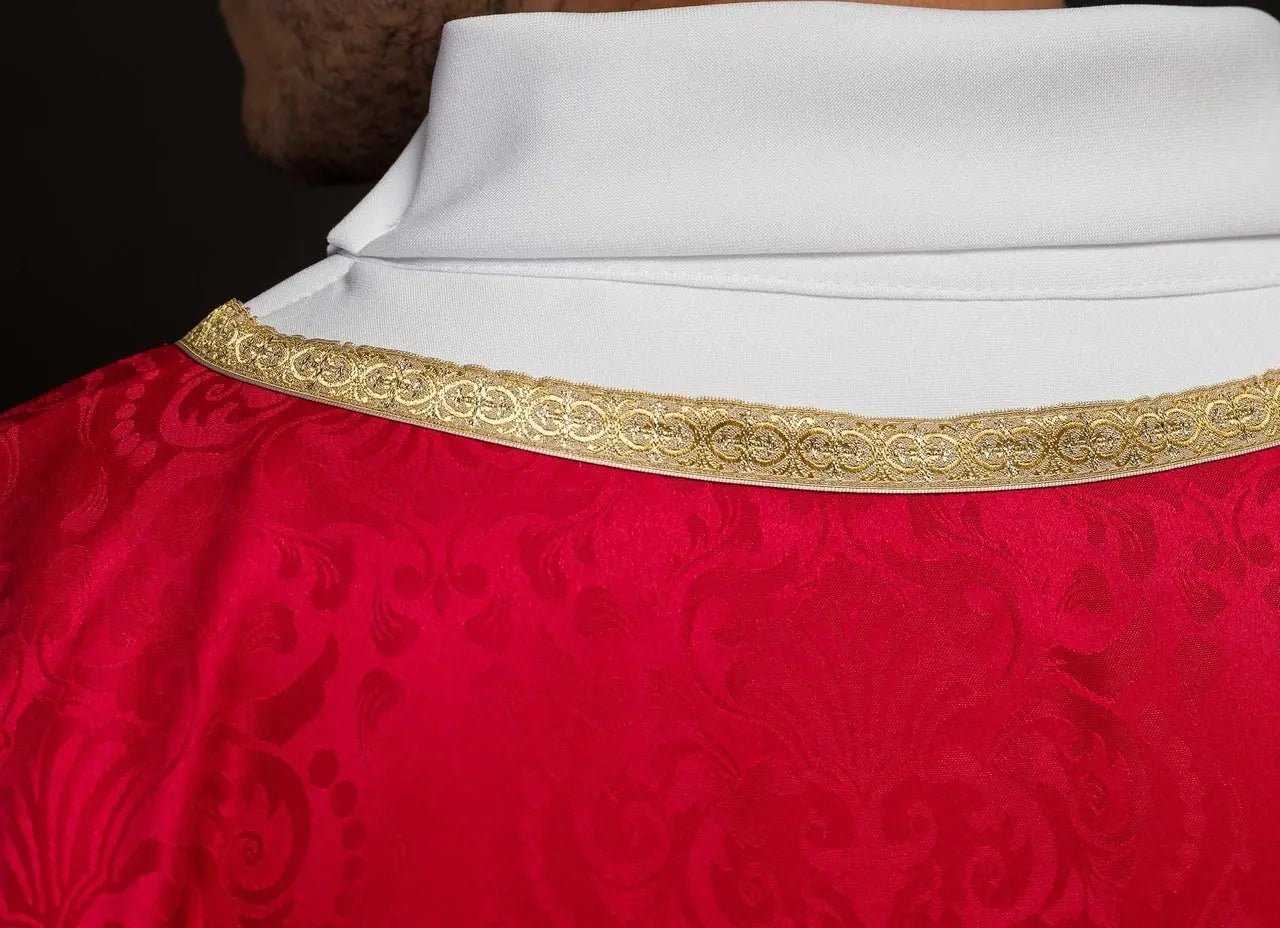 Chasuble liturgique brodée avec le Saint-Esprit sur tissu jacquard