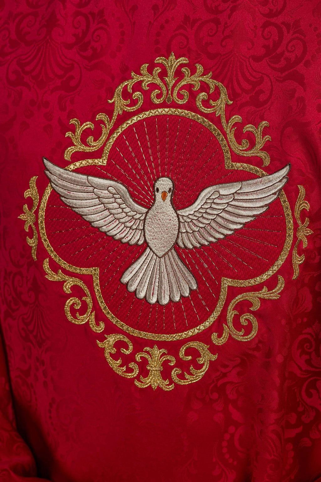 Ornat haftowany z Duchem Świętym na tkaninie żakardowej - ORNATY.PL