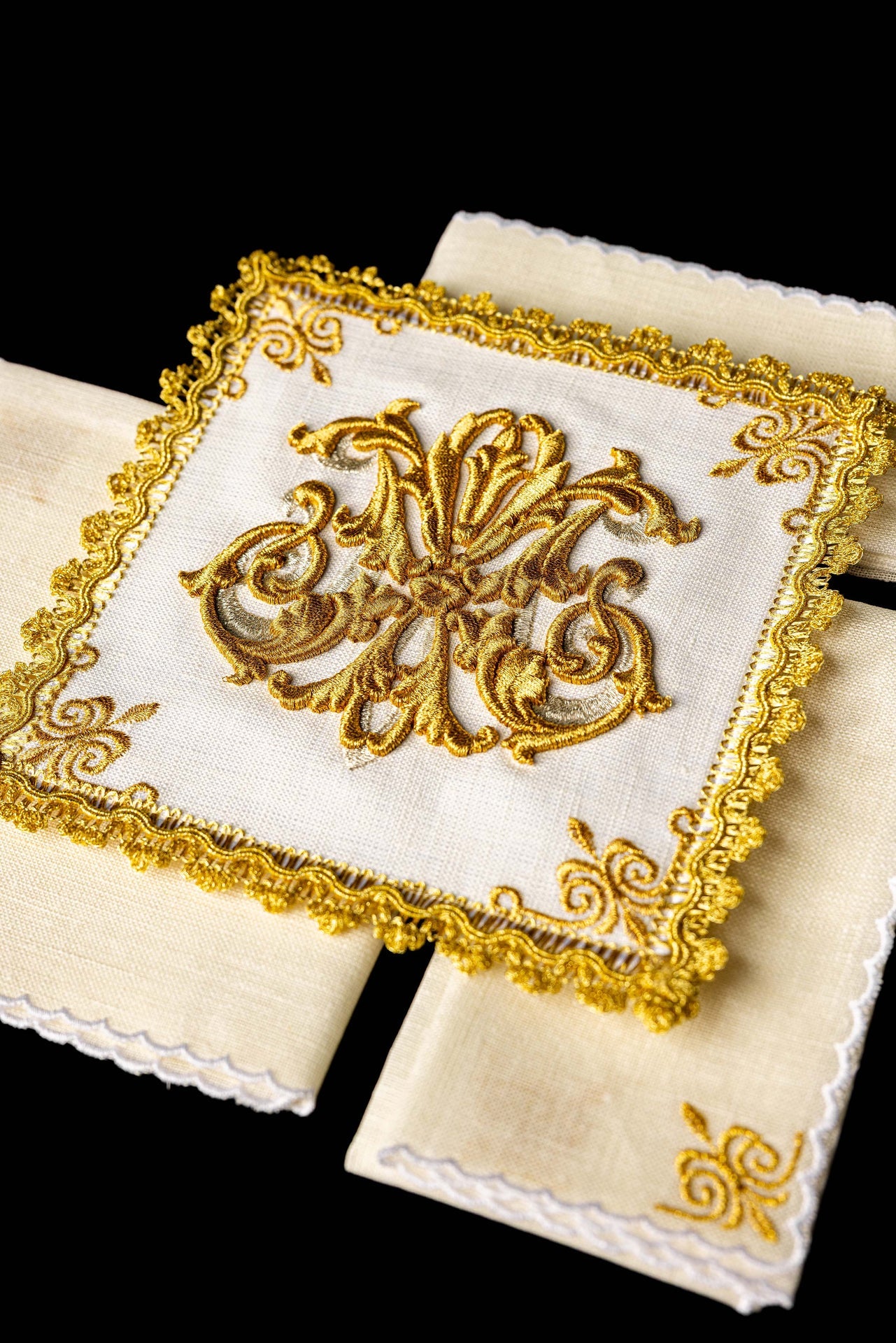 Lin blanc de calice brodé marial Ornements dorés LEN