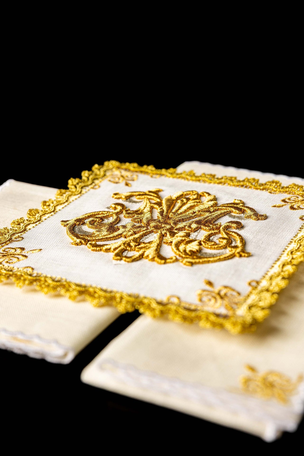 Lin blanc de calice brodé marial Ornements dorés LEN