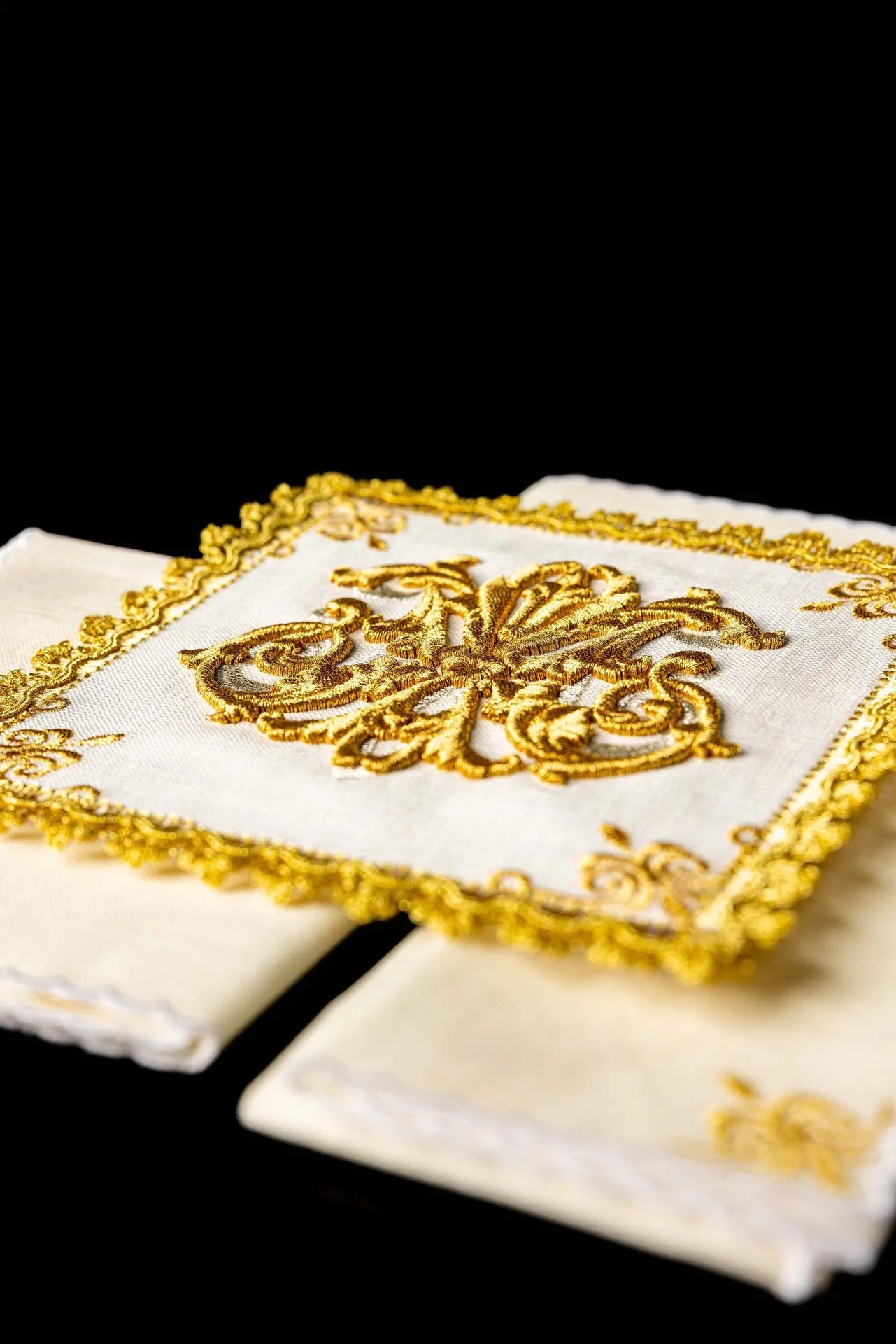 Lin blanc de calice brodé marial Ornements dorés LEN