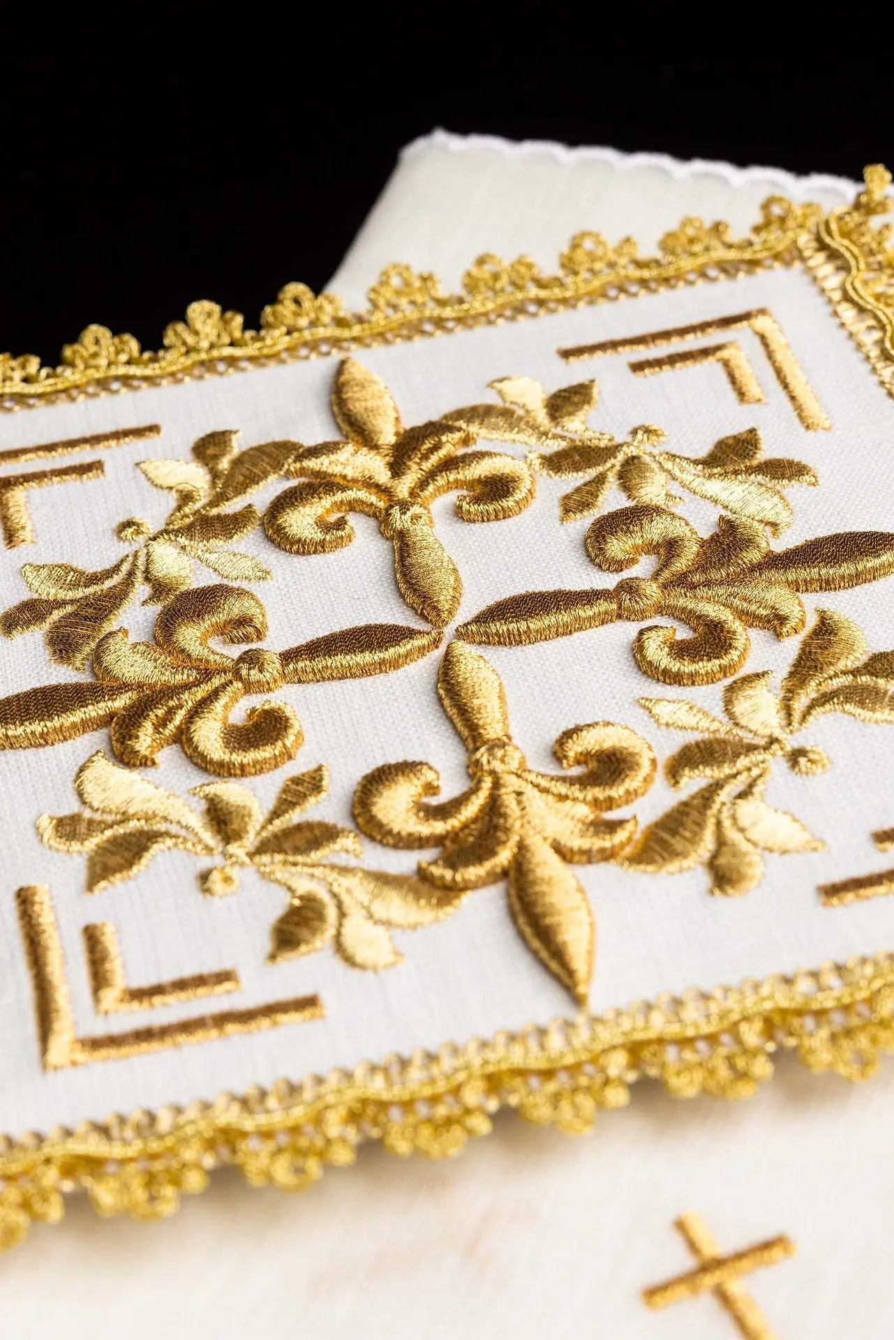 Lingerie de calice brodée d'or