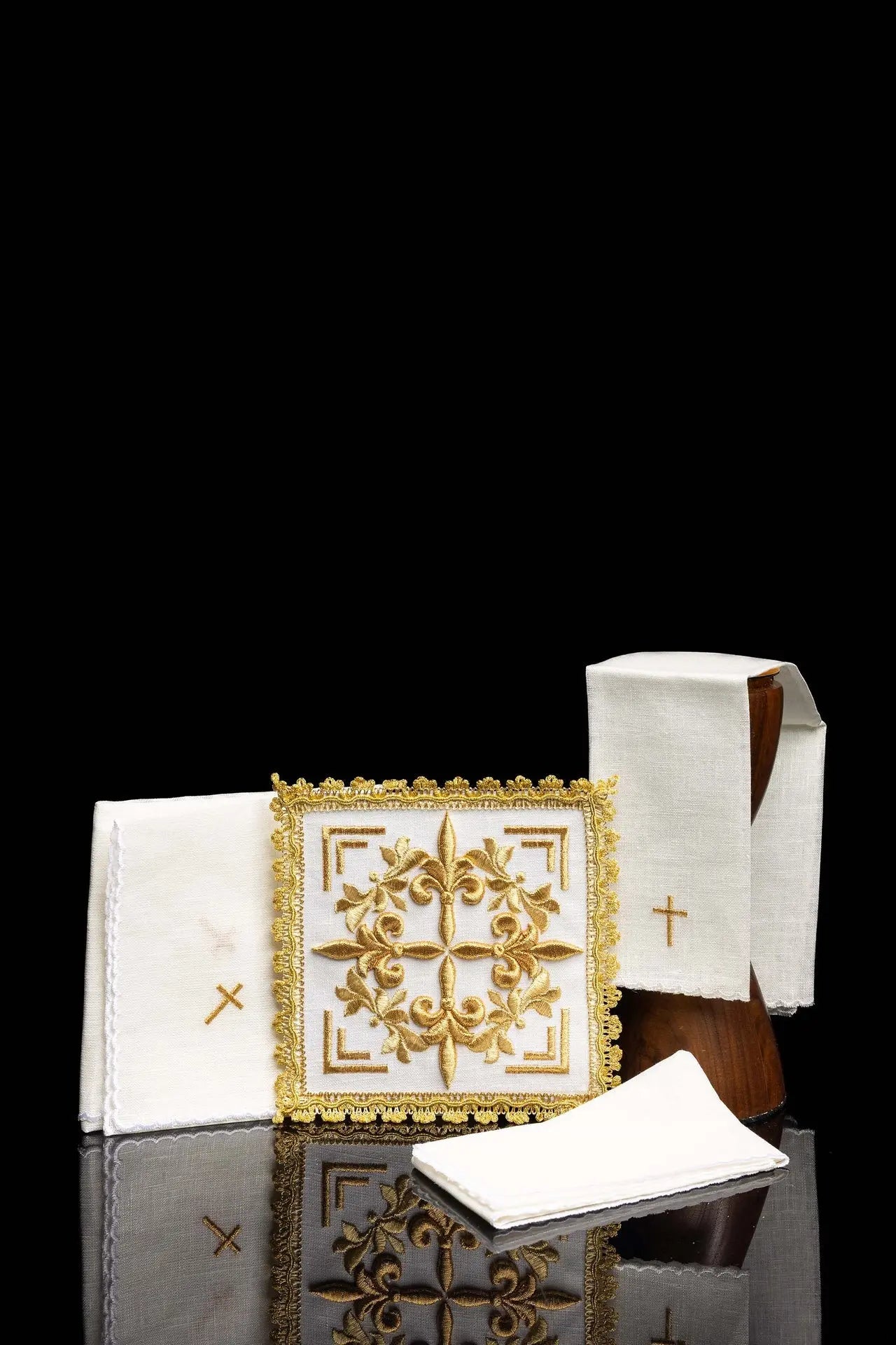 Lingerie de calice brodée d'or