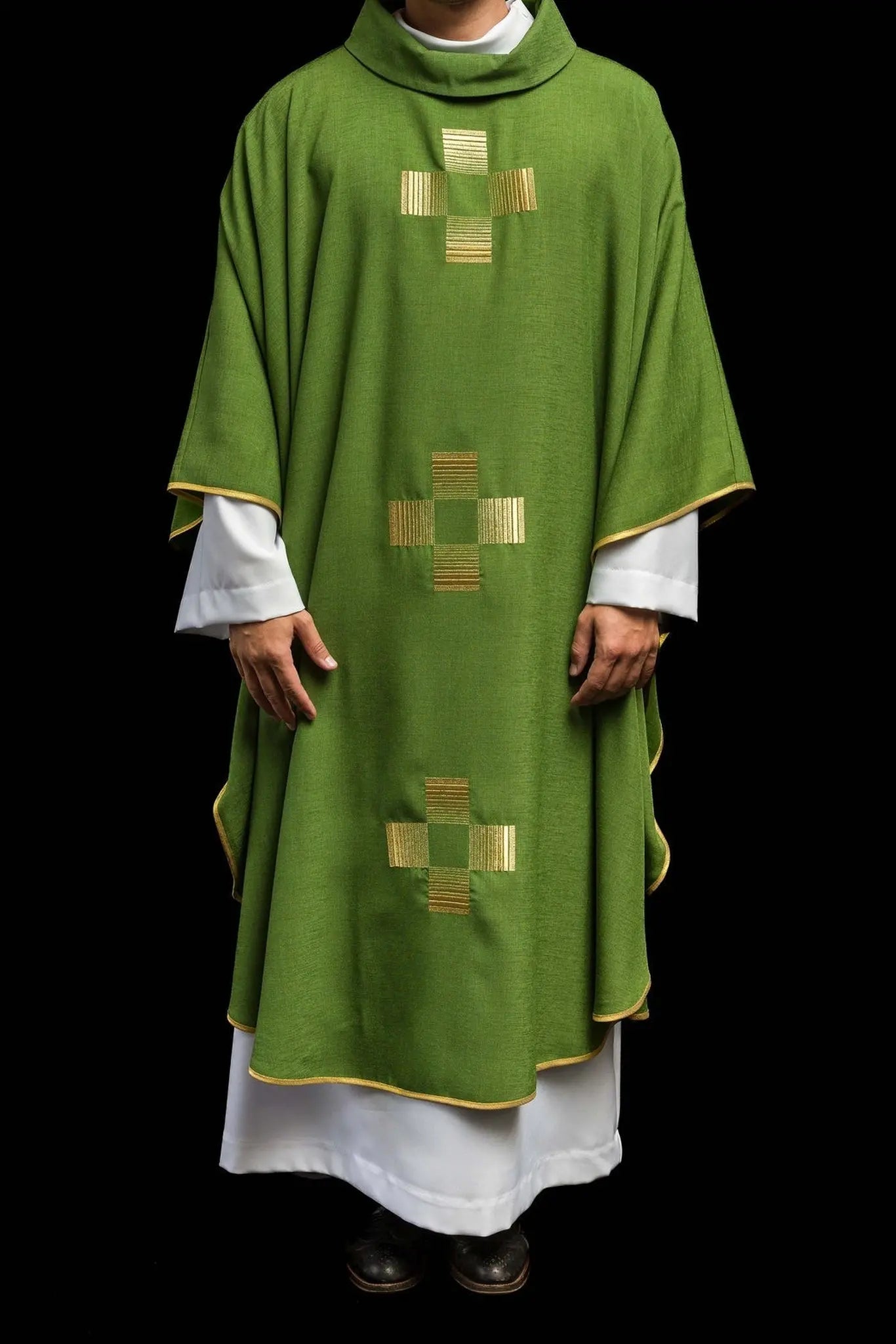 Chasuble avec croix brodées en vert