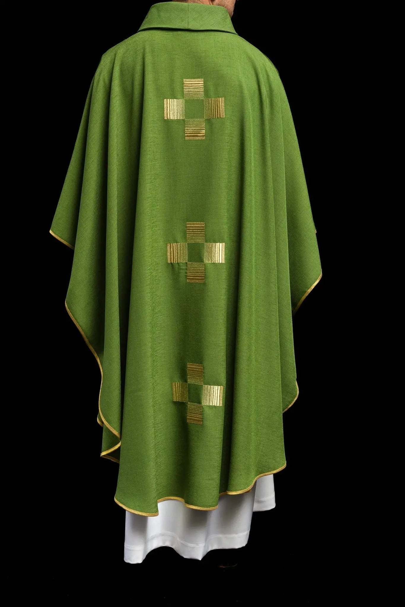 Chasuble avec croix brodées en vert
