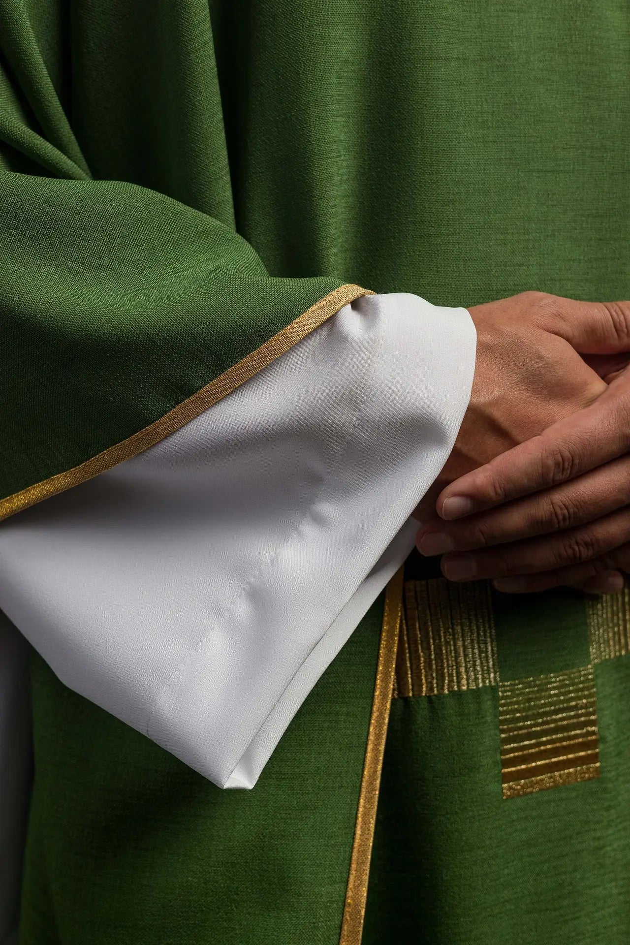 Chasuble avec croix brodées en vert