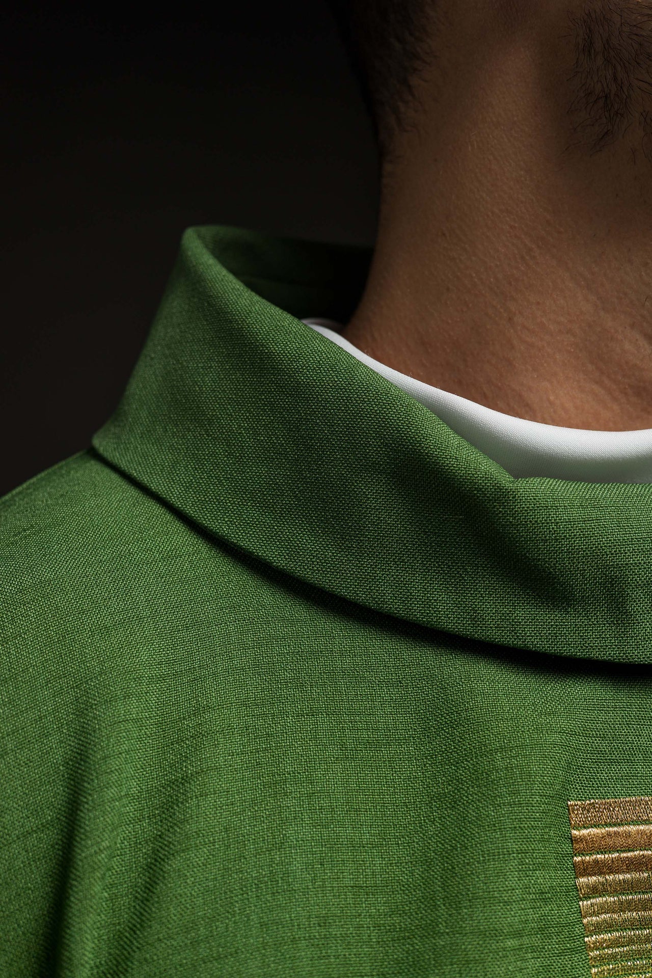 Ornat z haftowanymi Krzyżami w kolorze zielonym - ORNATY.PL