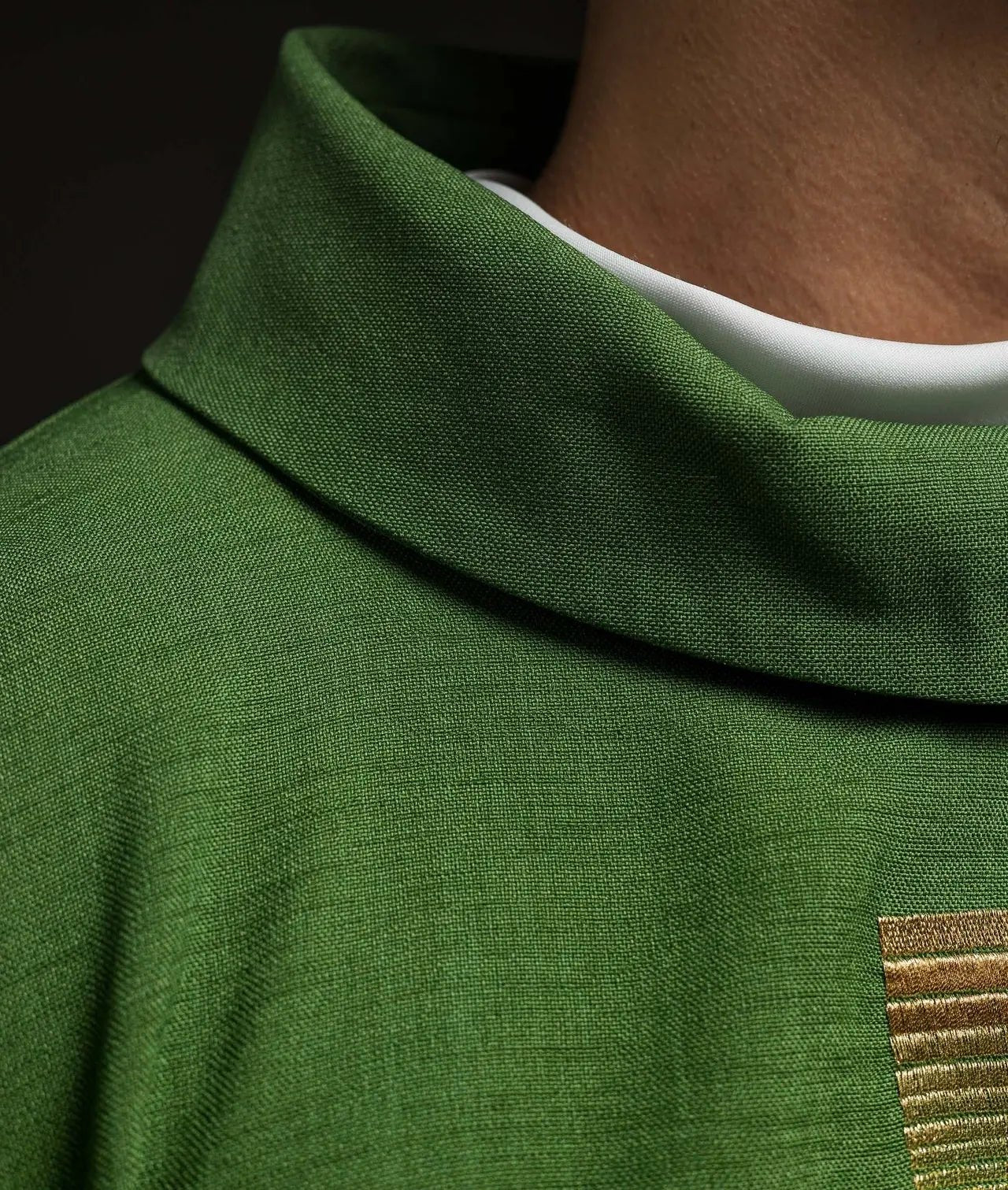 Chasuble avec croix brodées en vert