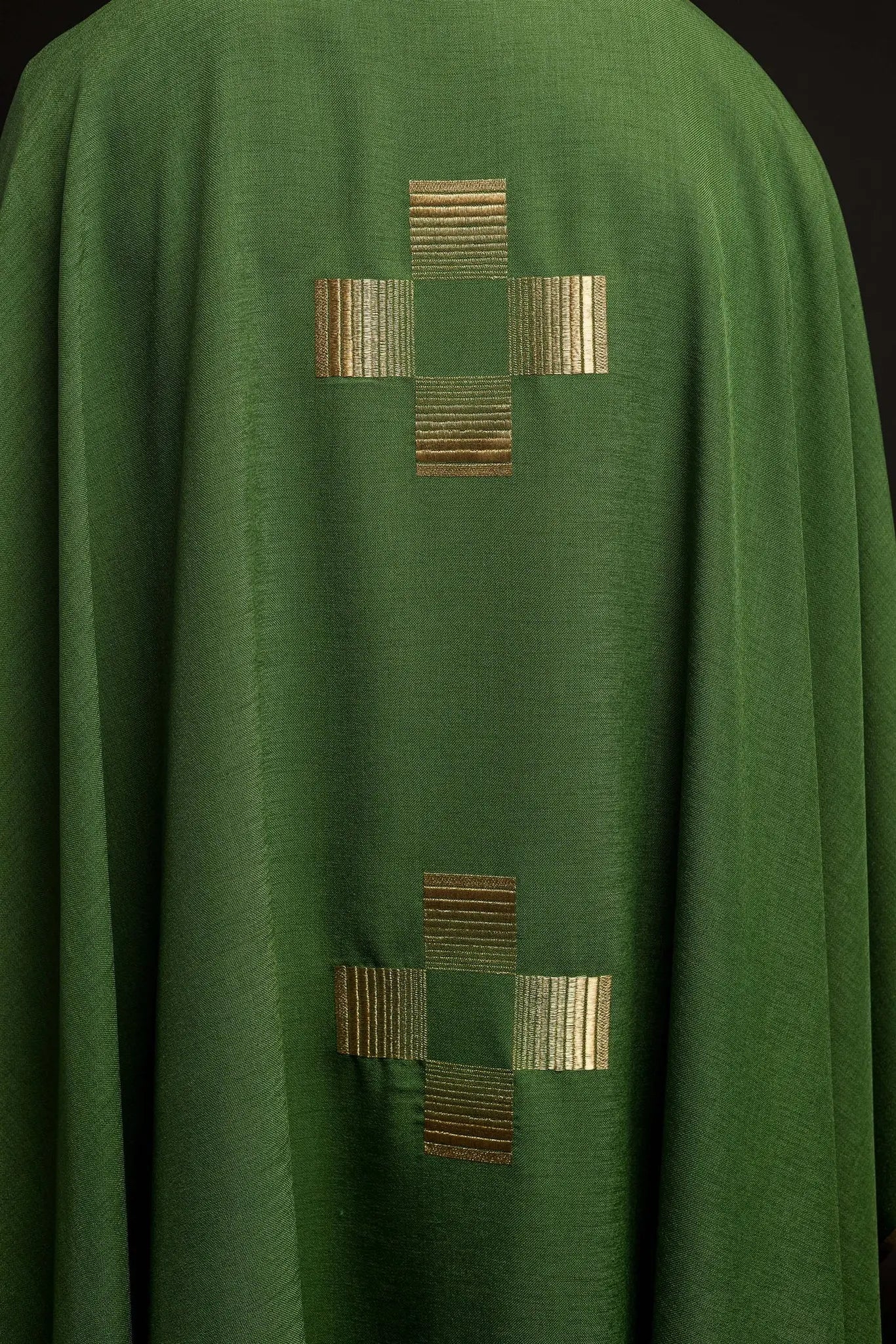 Chasuble avec croix brodées en vert