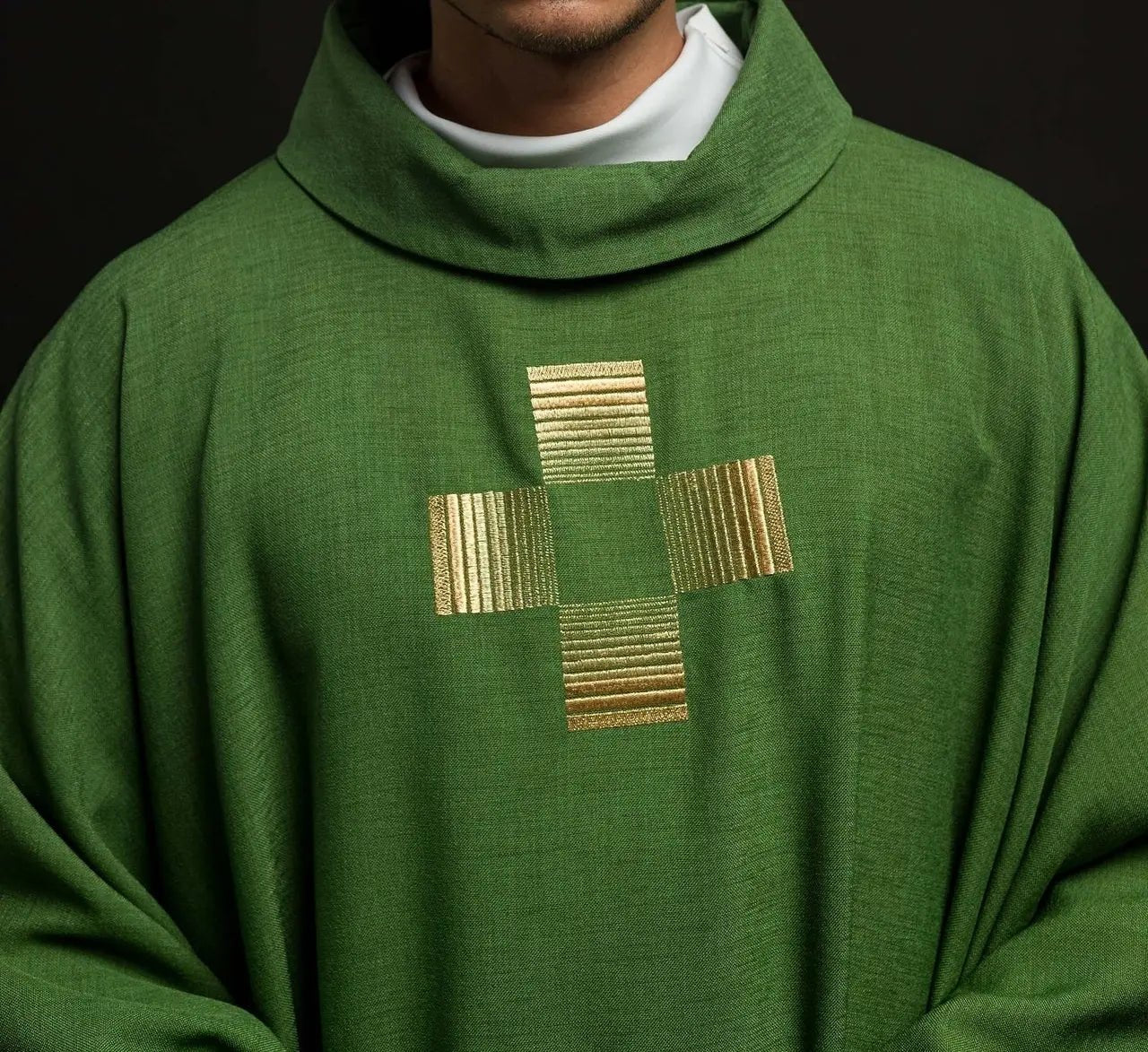 Chasuble avec croix brodées en vert
