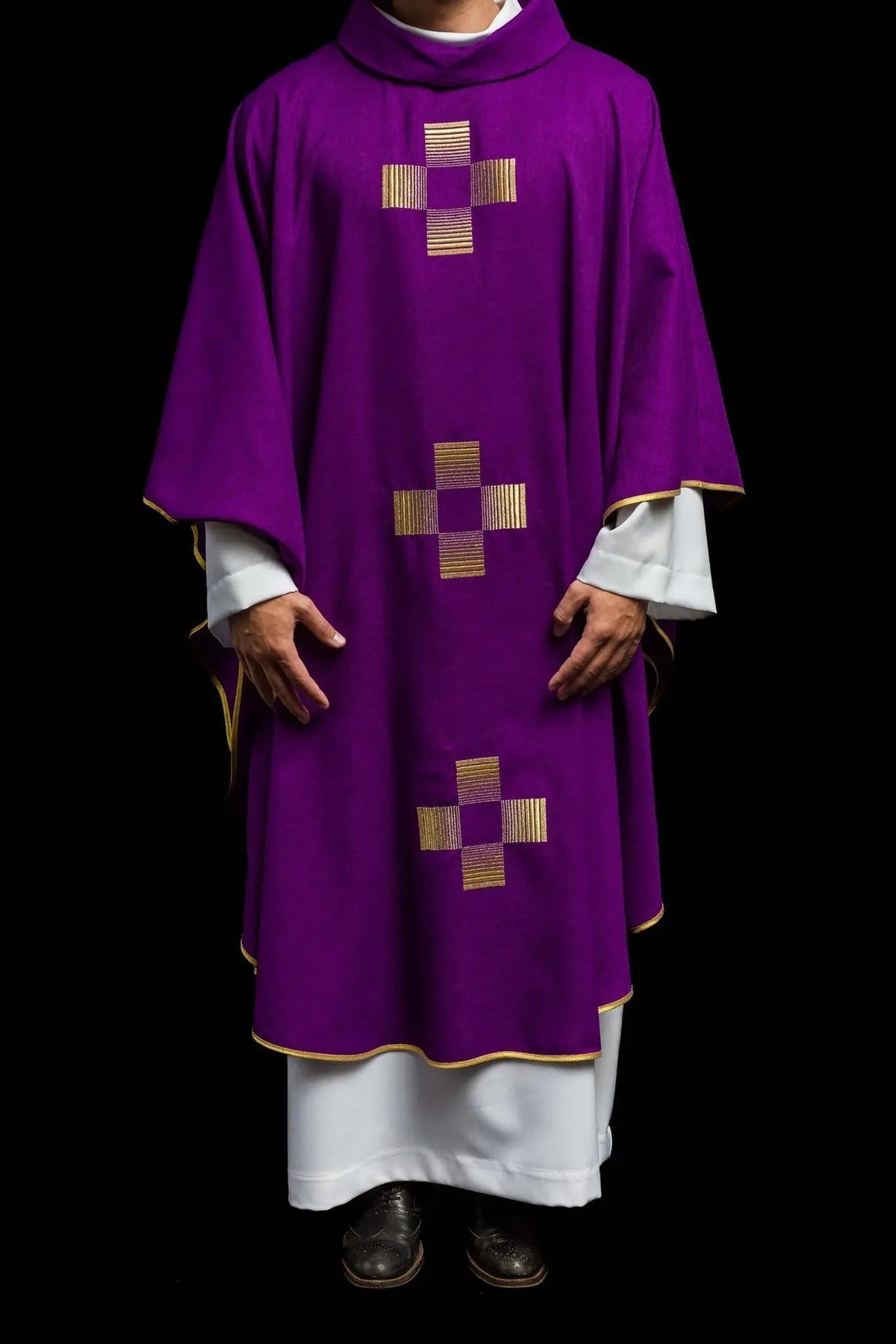 Chasuble avec croix brodées en violet
