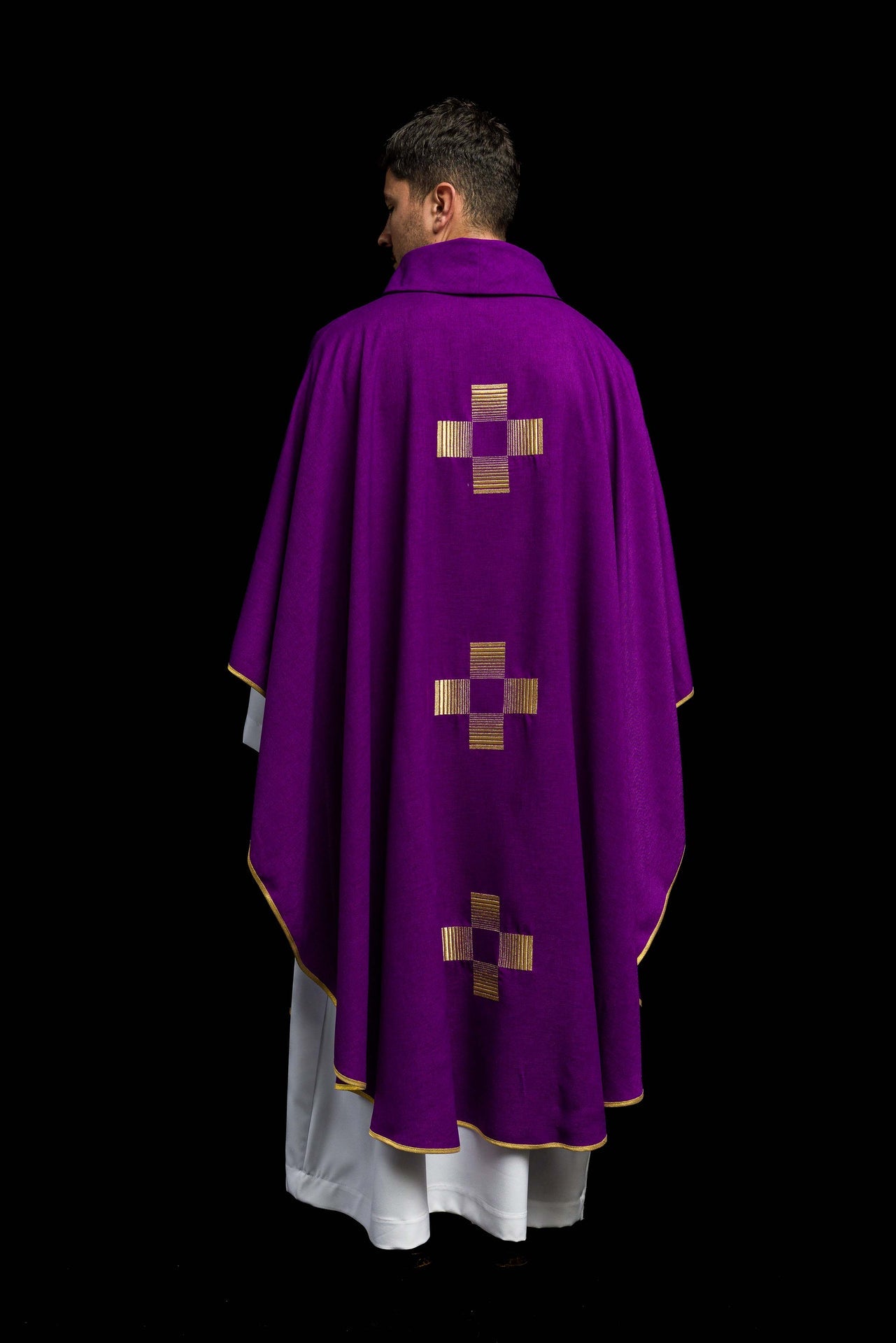 Ornat z haftowanymi Krzyżami w kolorze fioletowym - ORNATY.PL