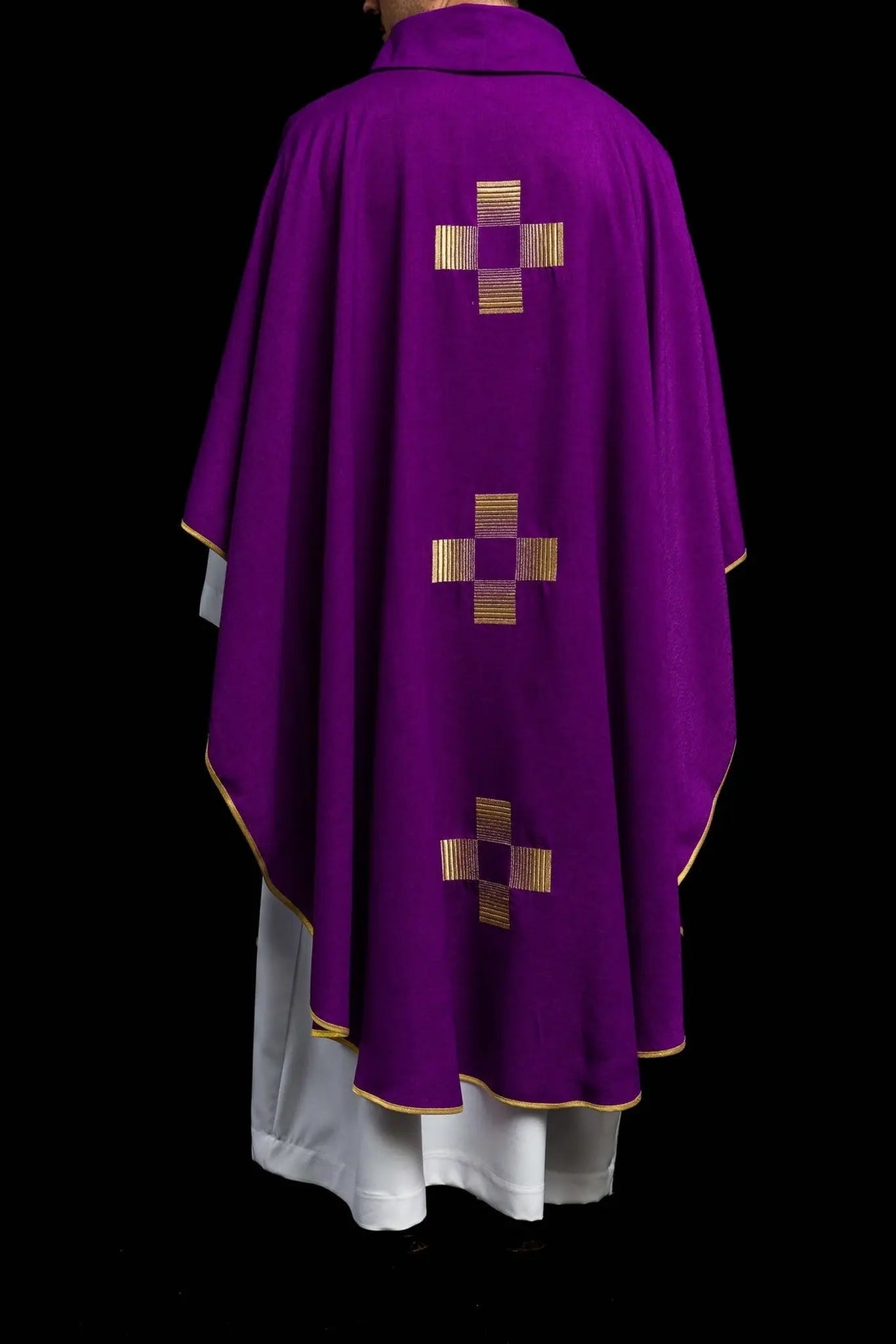 Chasuble avec croix brodées en violet