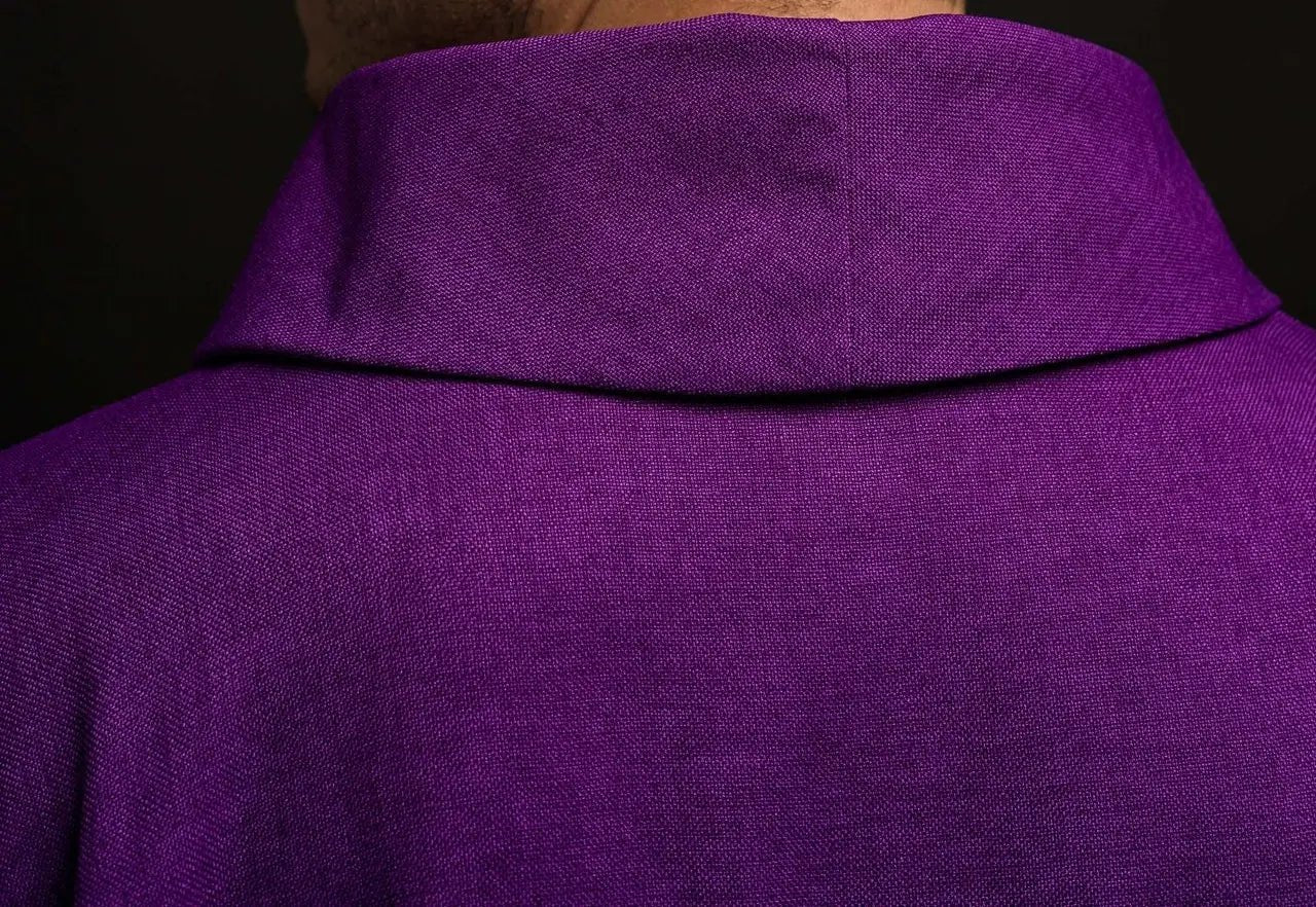 Chasuble avec croix brodées en violet