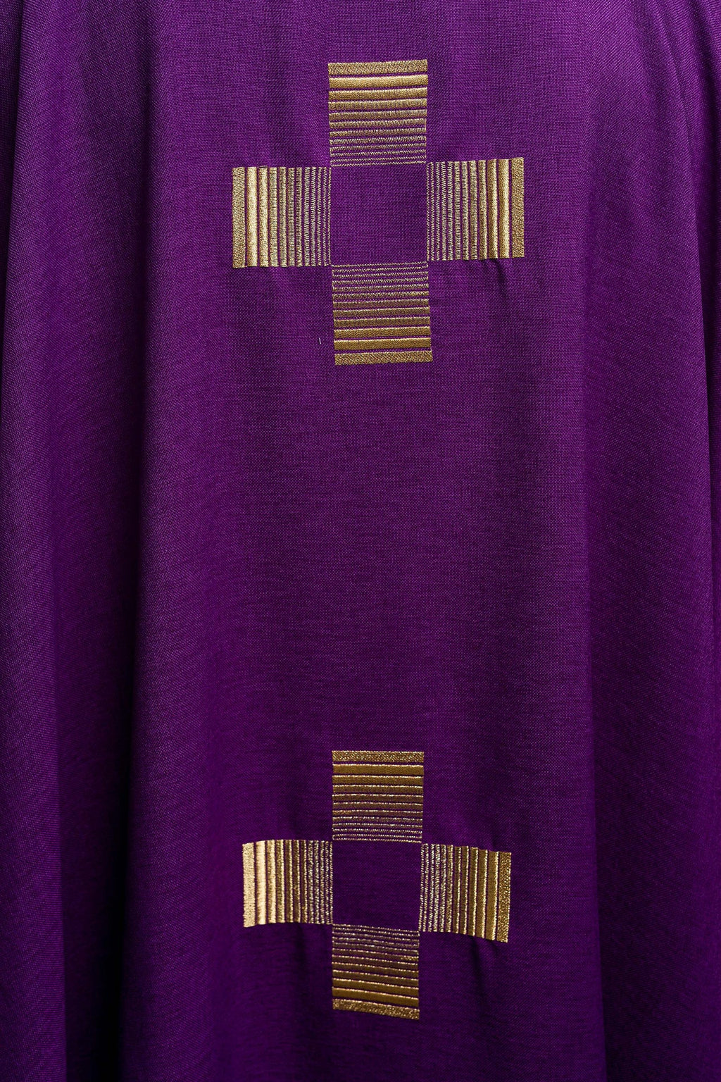 Ornat z haftowanymi Krzyżami w kolorze fioletowym - ORNATY.PL