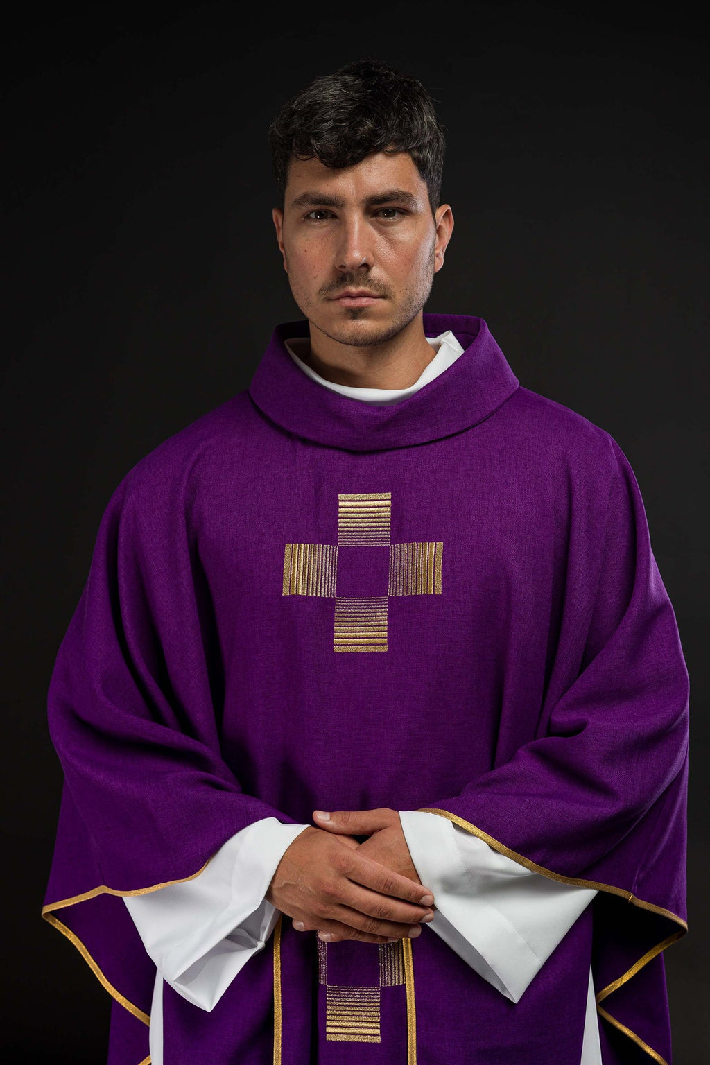 Ornat z haftowanymi Krzyżami w kolorze fioletowym - ORNATY.PL