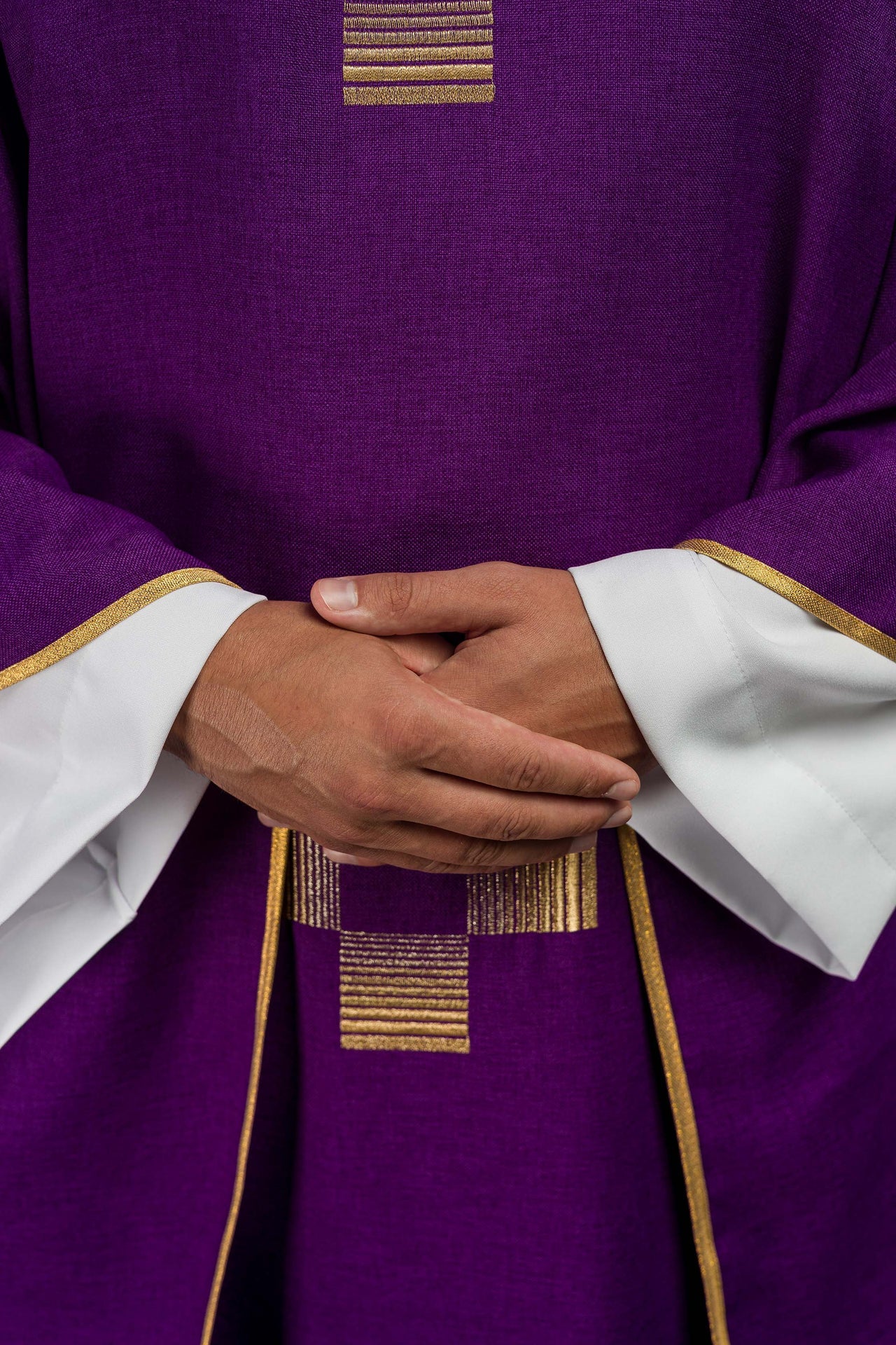 Ornat z haftowanymi Krzyżami w kolorze fioletowym - ORNATY.PL