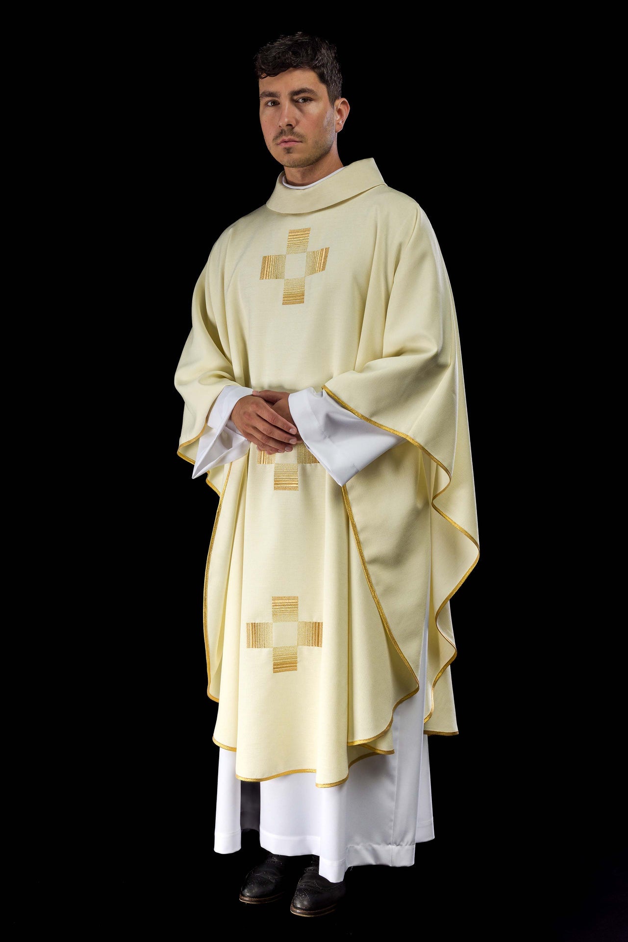 Ornat z haftowanymi złotymi krzyżami - ORNATY.PL