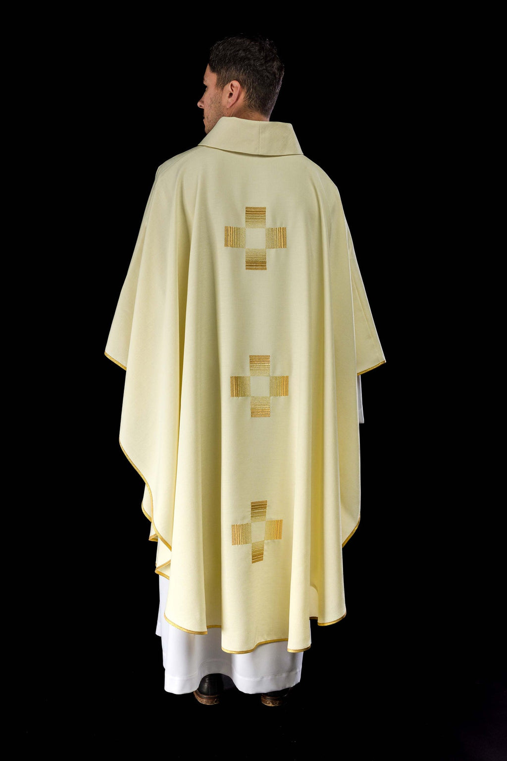 Ornat z haftowanymi złotymi krzyżami - ORNATY.PL