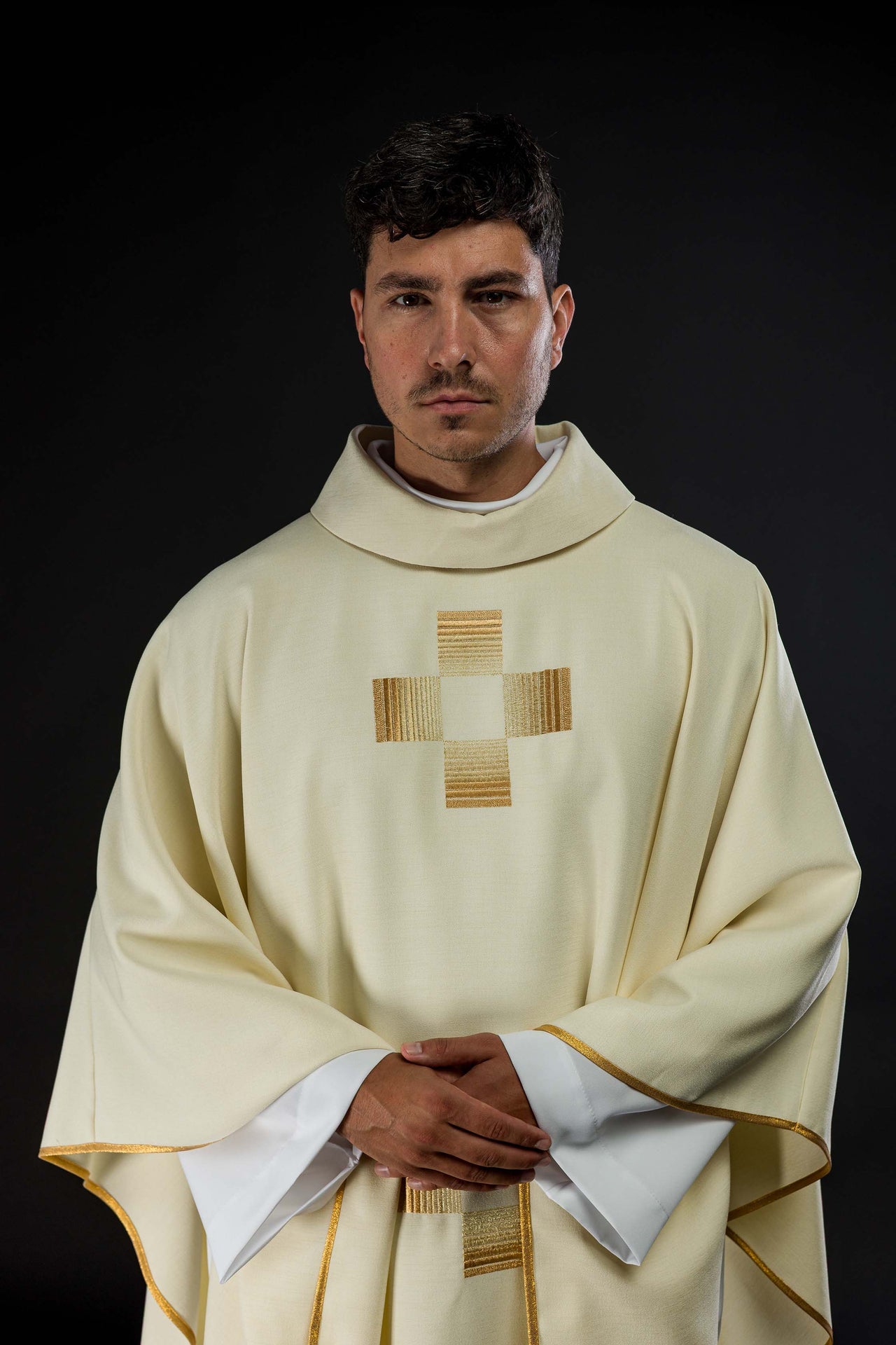 Ornat z haftowanymi złotymi krzyżami - ORNATY.PL