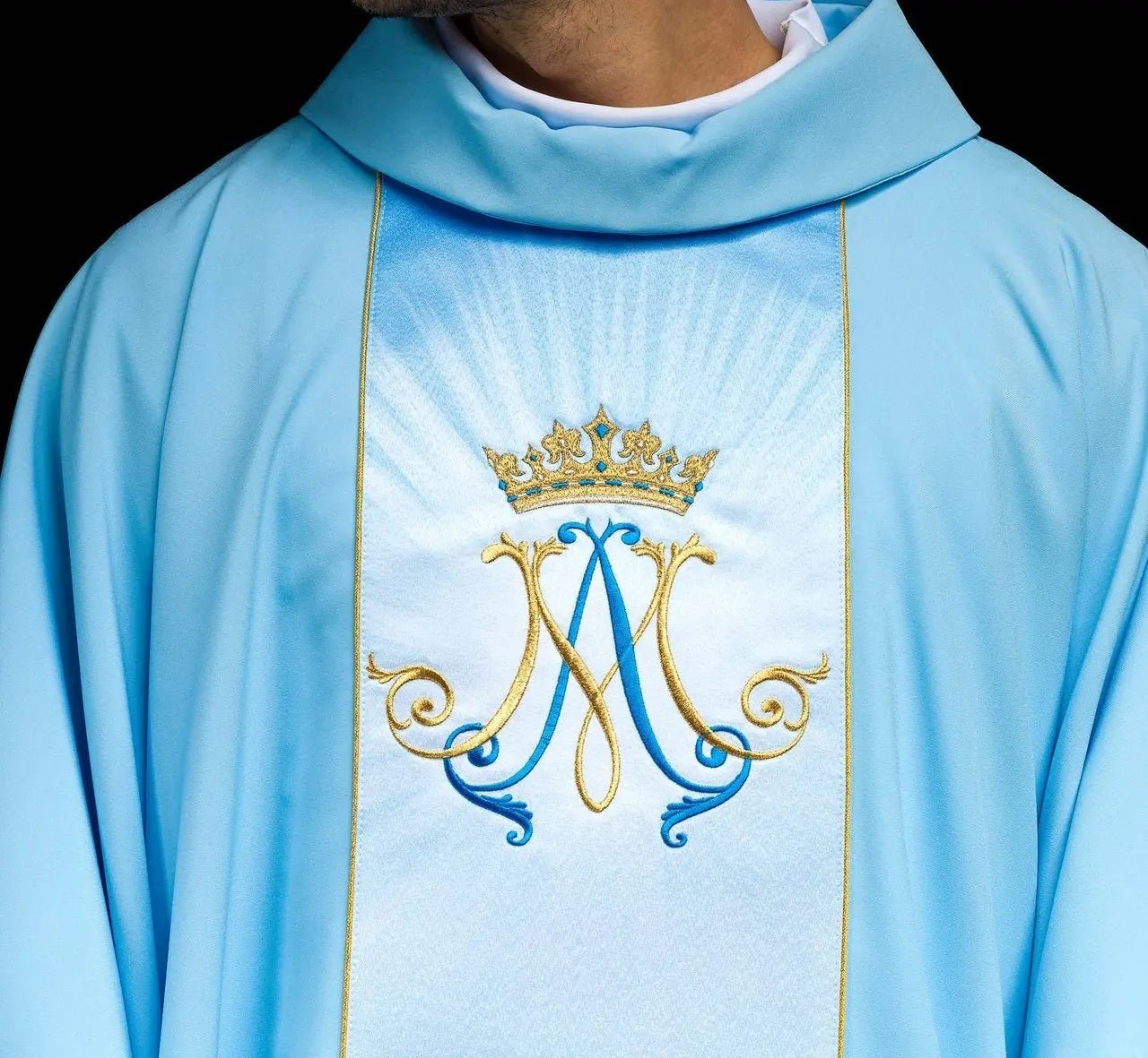 Chasuble liturgique bleue mariale avec ceinture sublimée et brodée