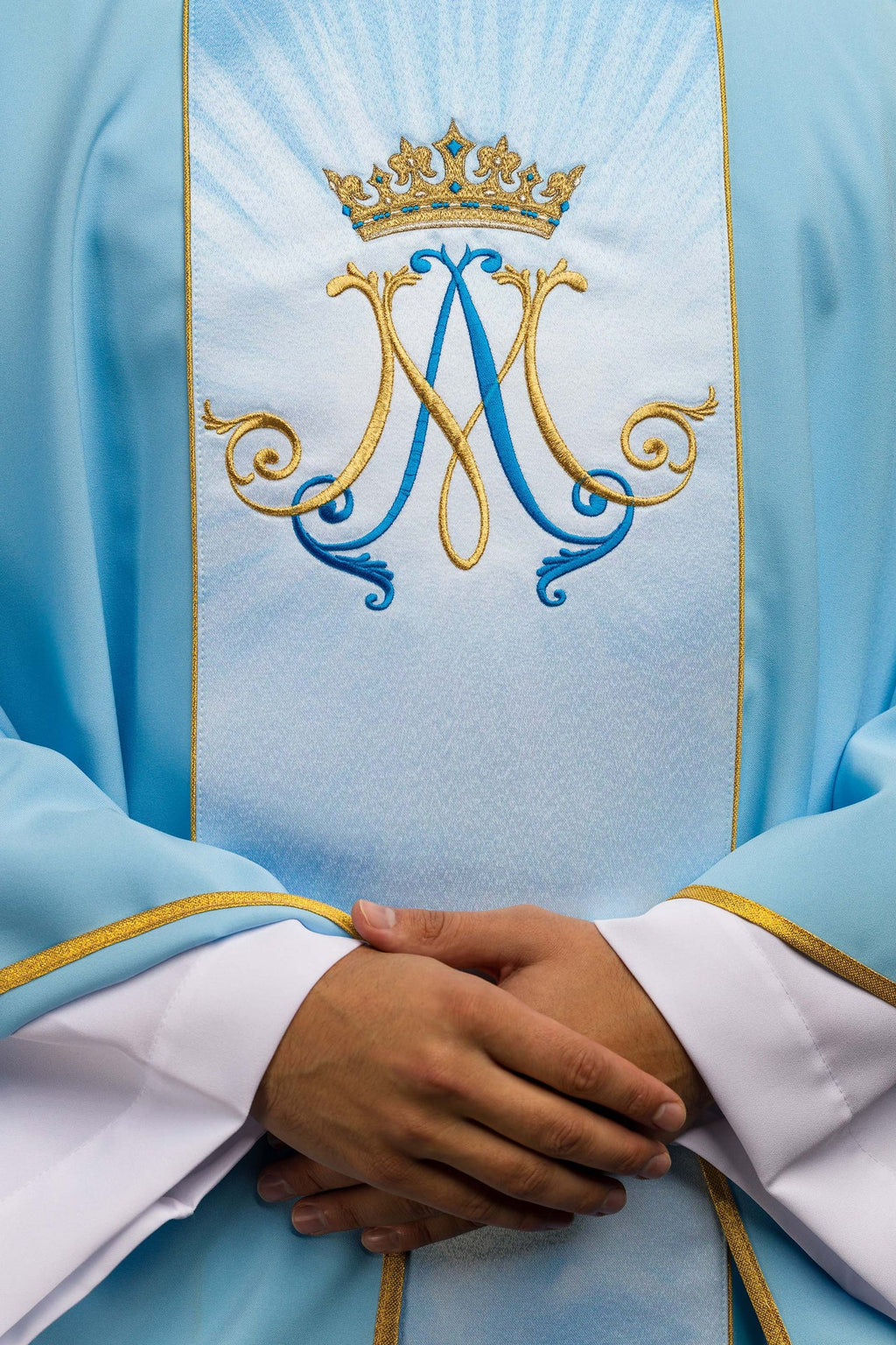 Chasuble liturgique bleue mariale avec ceinture sublimée et brodée