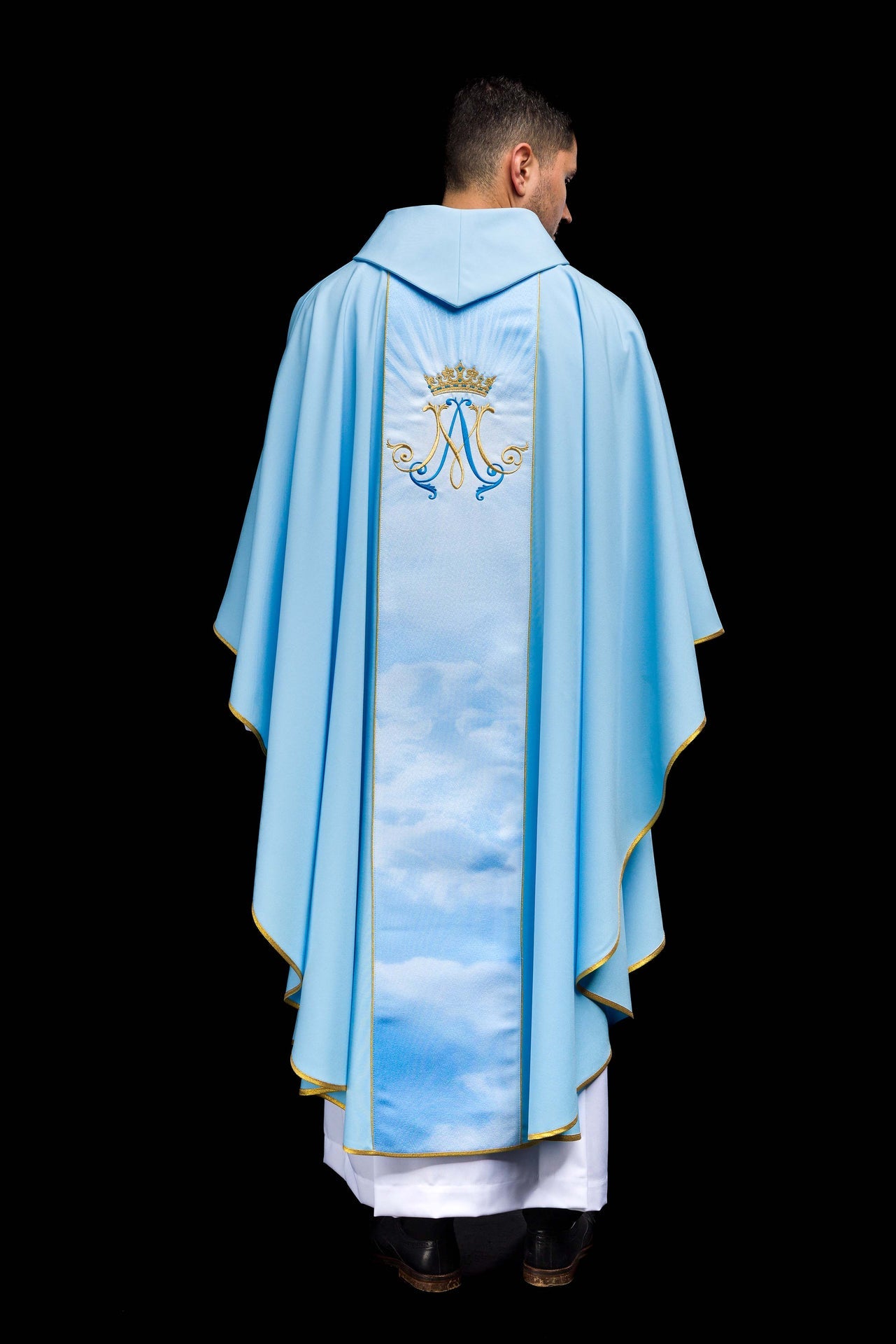 Chasuble liturgique bleue mariale avec ceinture sublimée et brodée