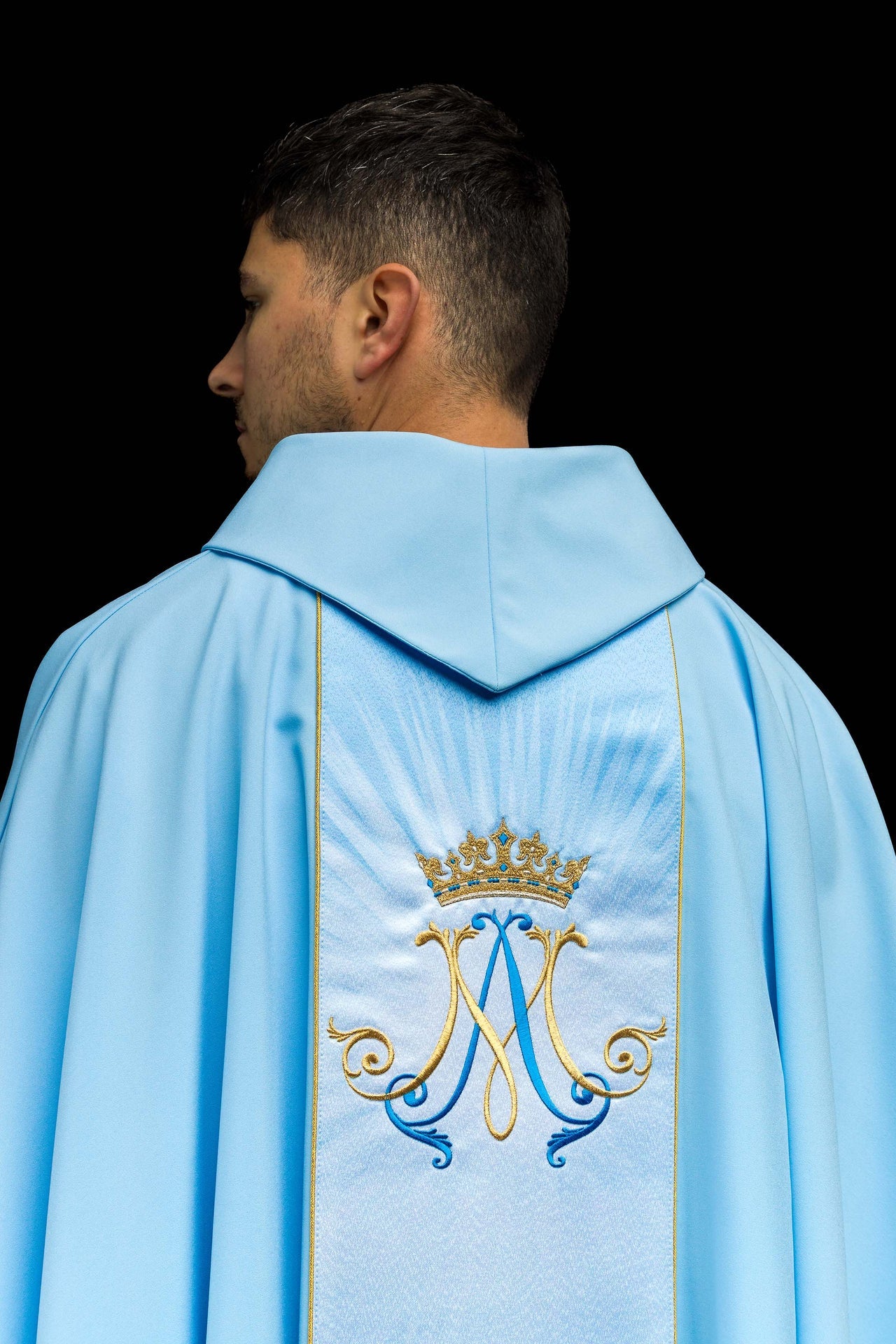 Chasuble liturgique bleue mariale avec ceinture sublimée et brodée