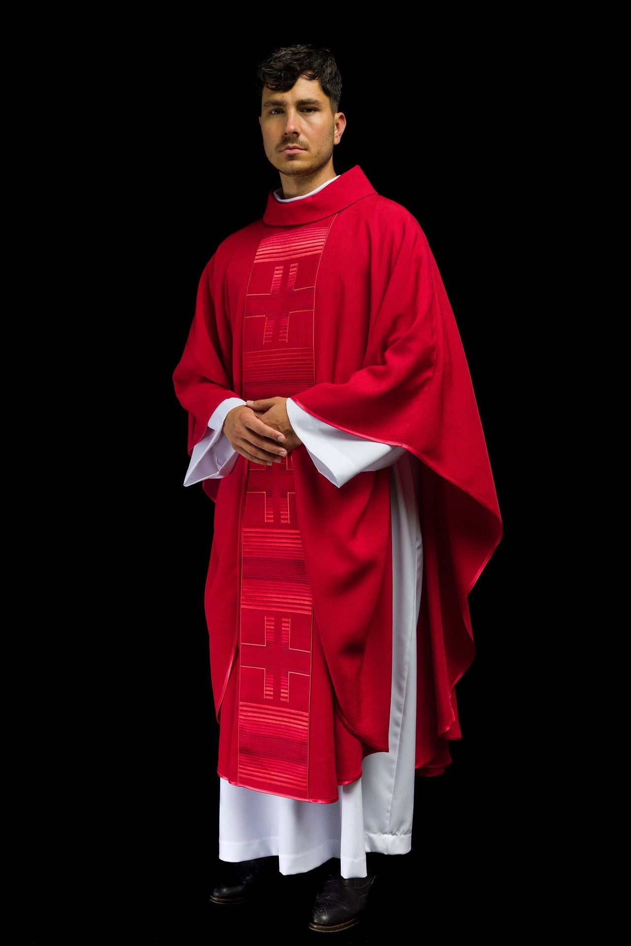 Ornat haftowany z Krzyżami w kolorze czerwonym - ORNATY.PL