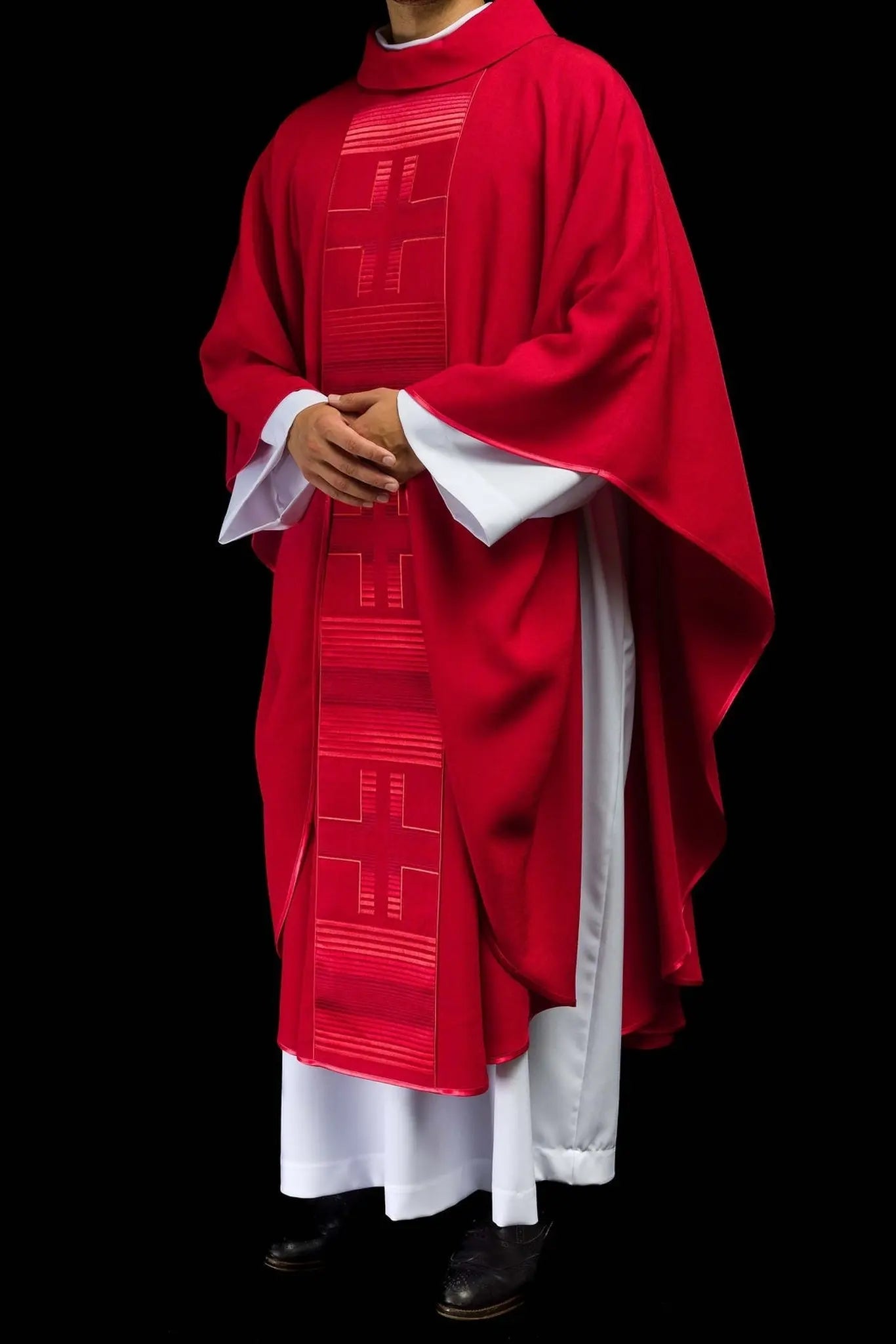 Chasuble brodée avec croix rouges