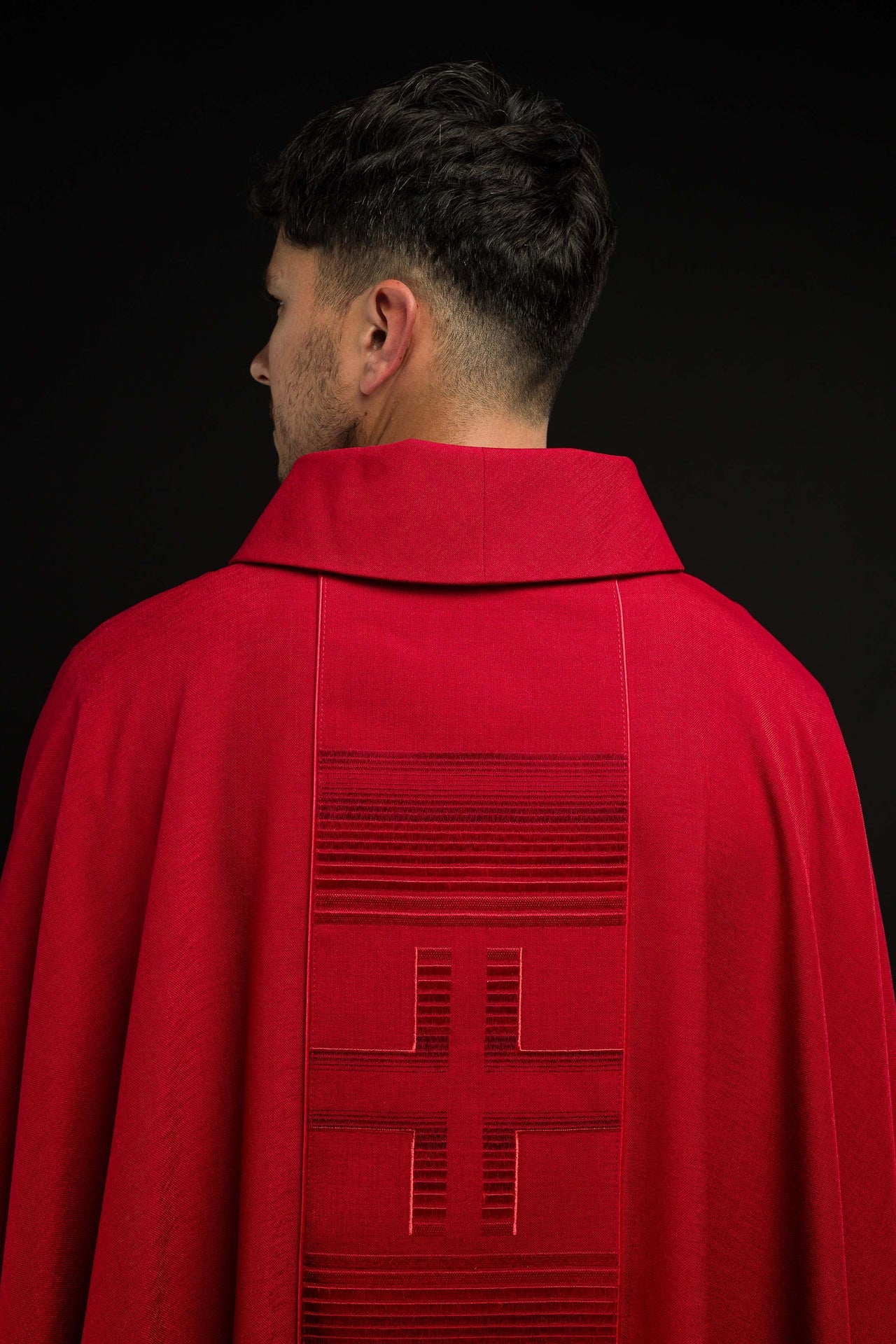 Ornat haftowany z Krzyżami w kolorze czerwonym - ORNATY.PL