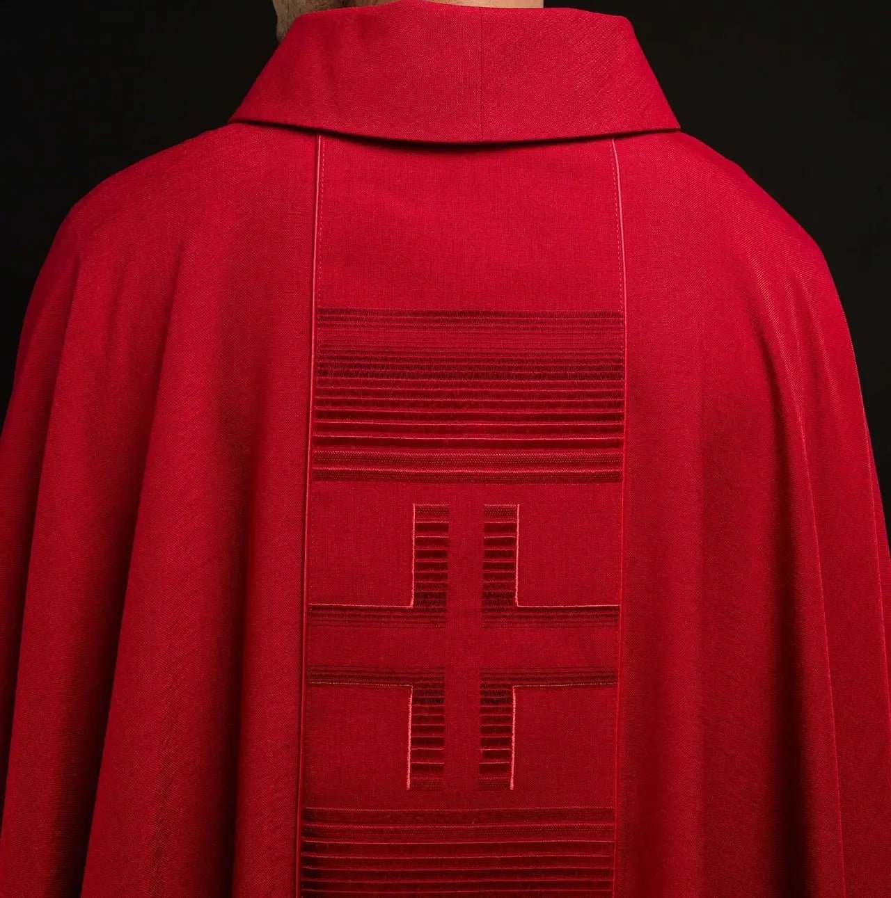 Chasuble brodée avec croix rouges