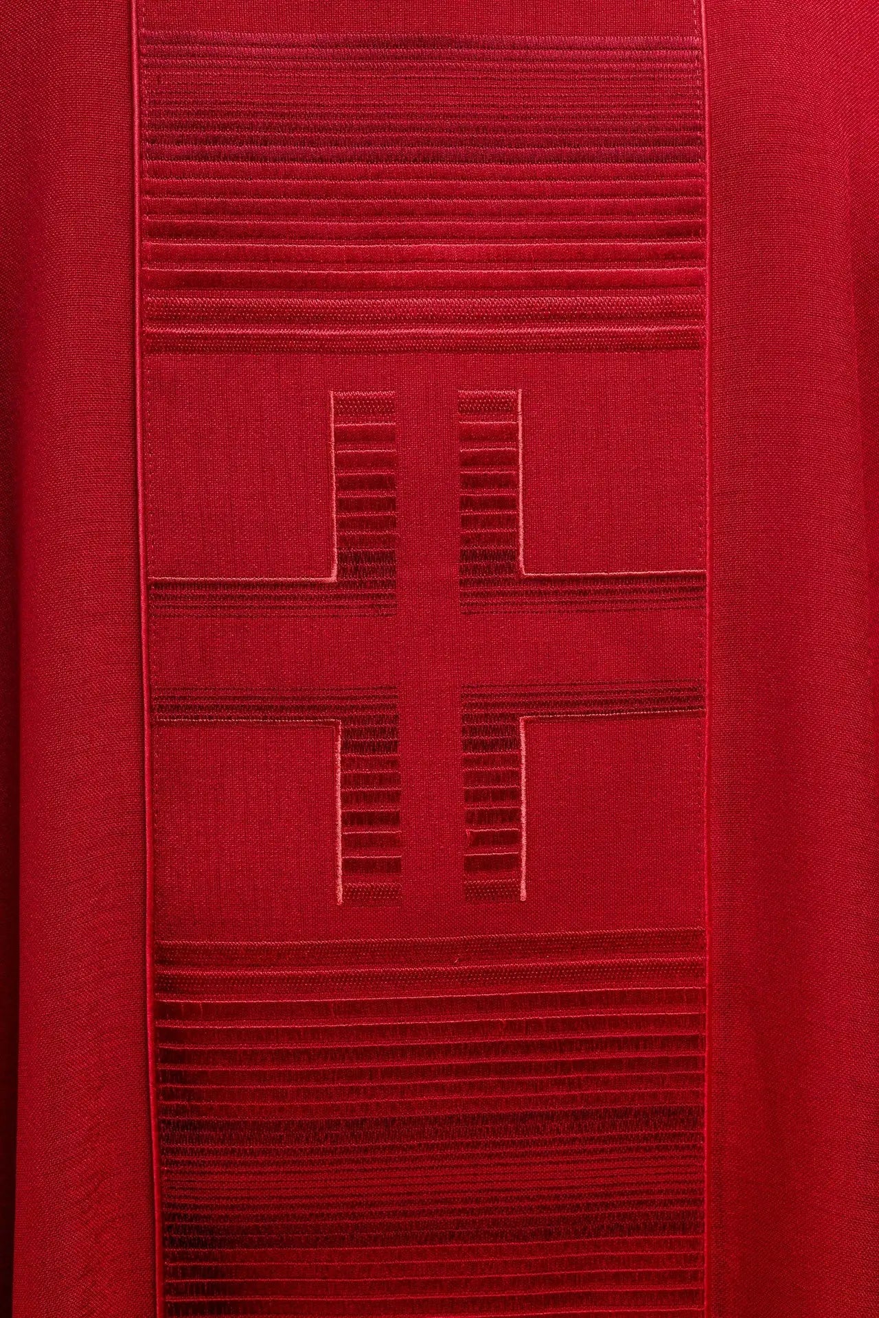 Chasuble brodée avec croix rouges