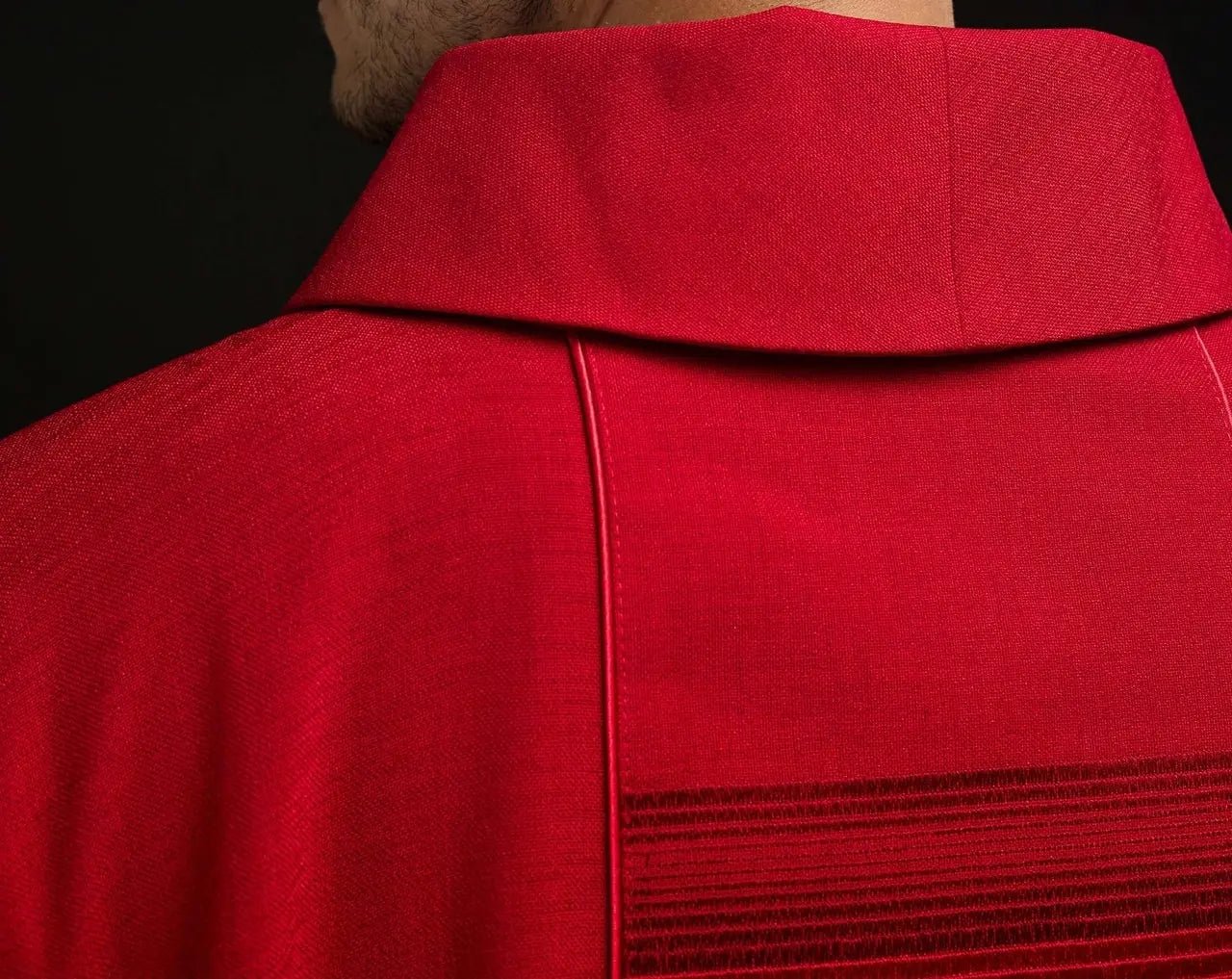 Chasuble brodée avec croix rouges