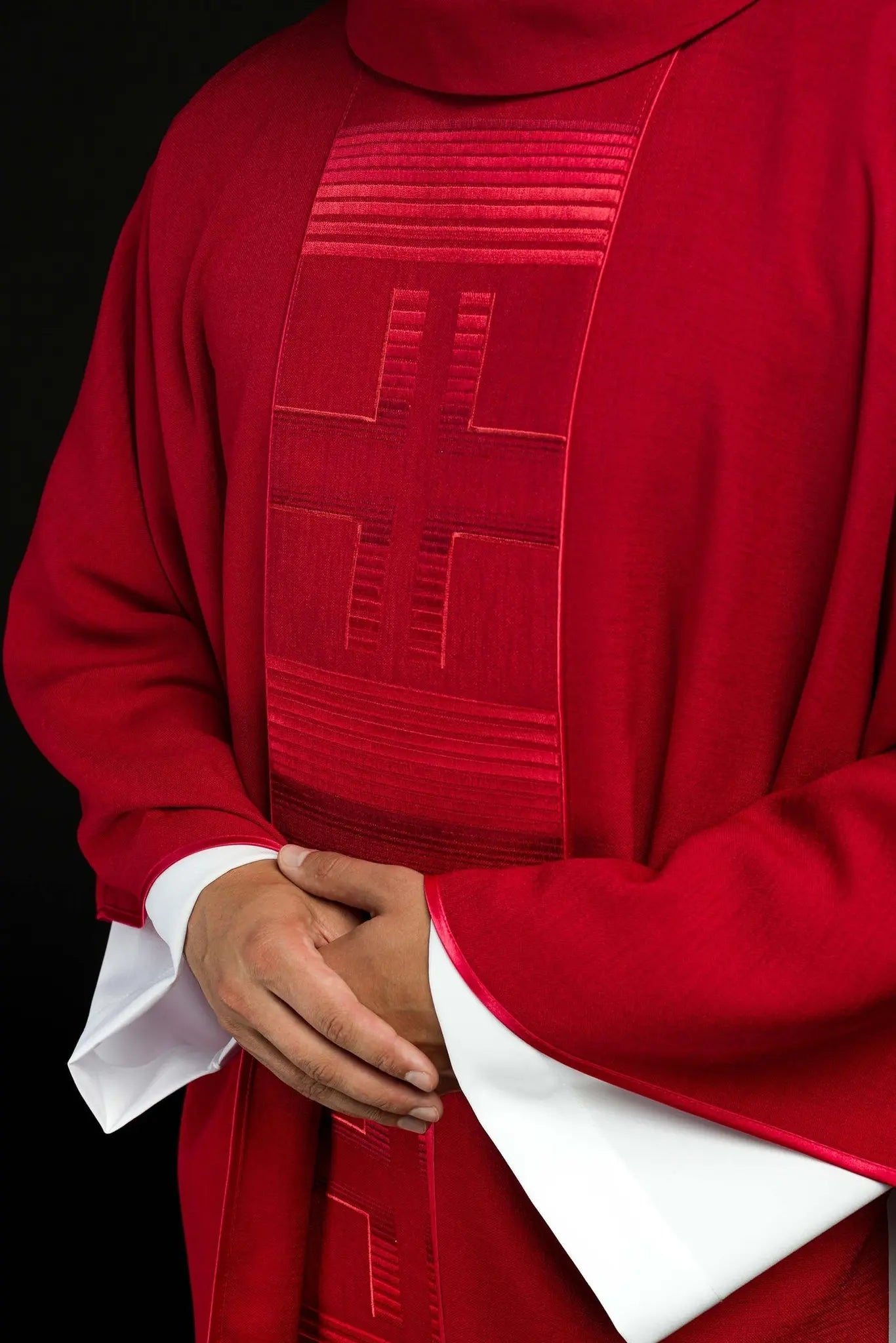 Chasuble brodée avec croix rouges