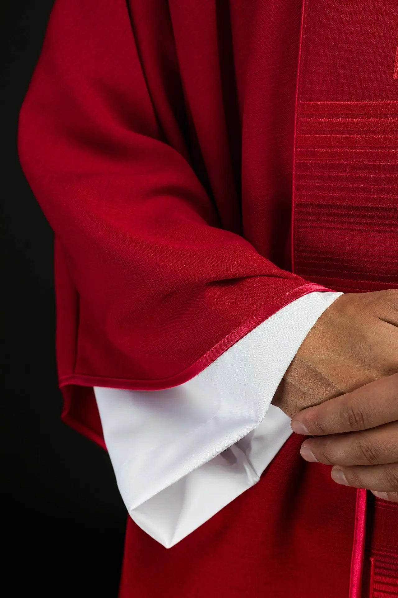 Chasuble brodée avec croix rouges