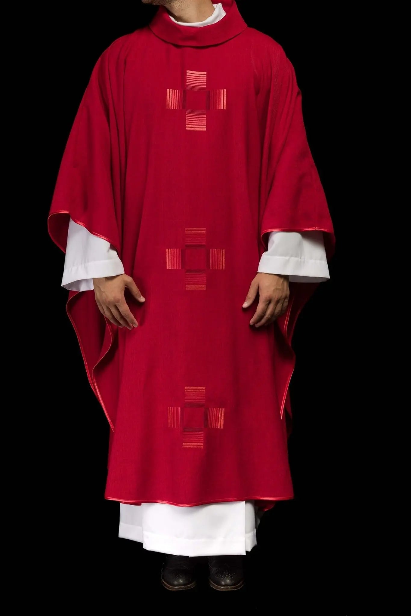 Chasuble rouge avec croix brodées