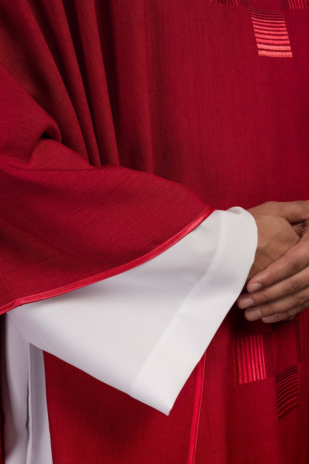 Czerwony ornat haftowanymi krzyżami - ORNATY.PL